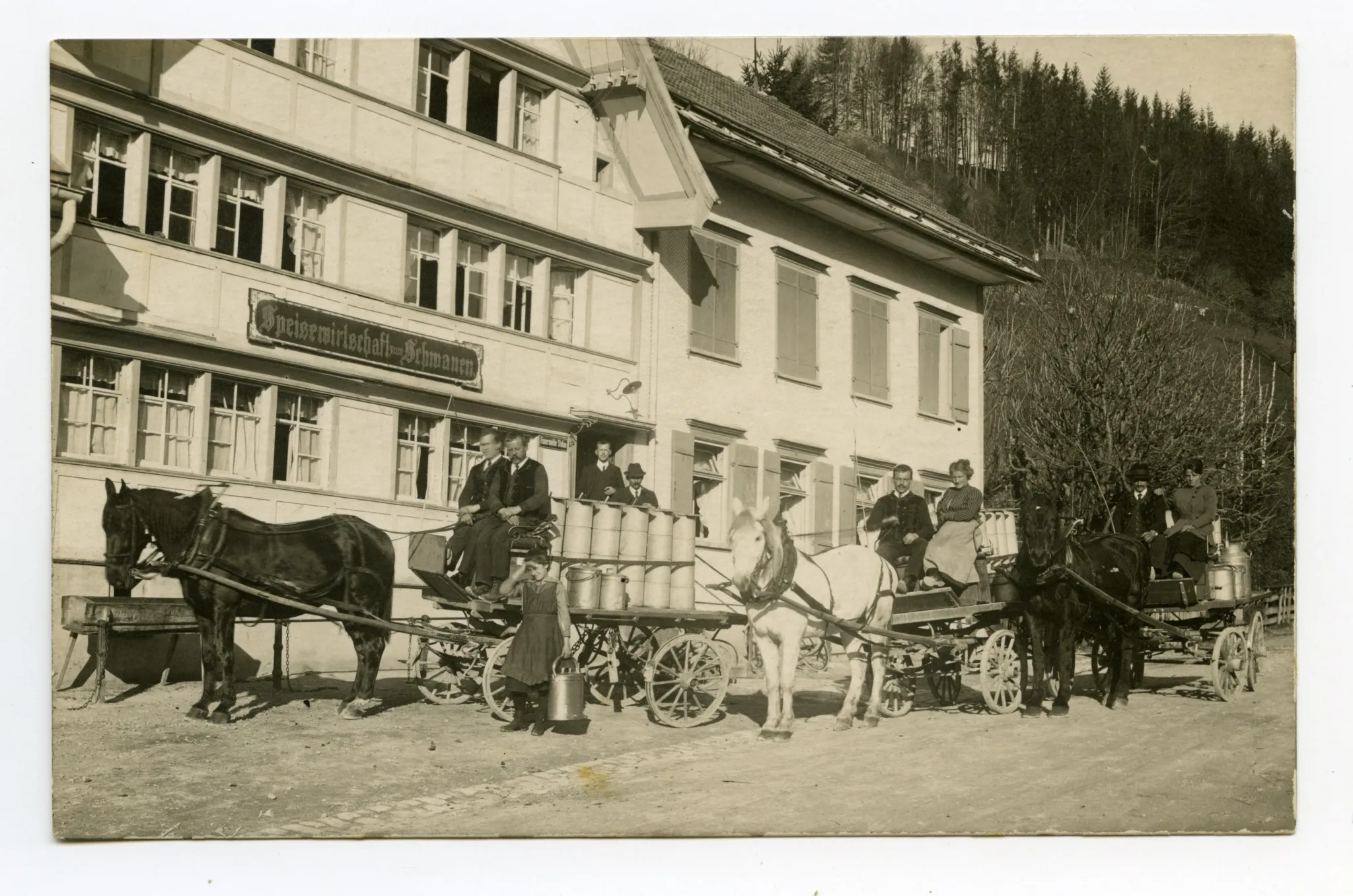 angeschnittene Ansicht des Hauses mit drei Pferdefuhrwerken und Tansen davor, Tansen auf dem Fuhrwerk