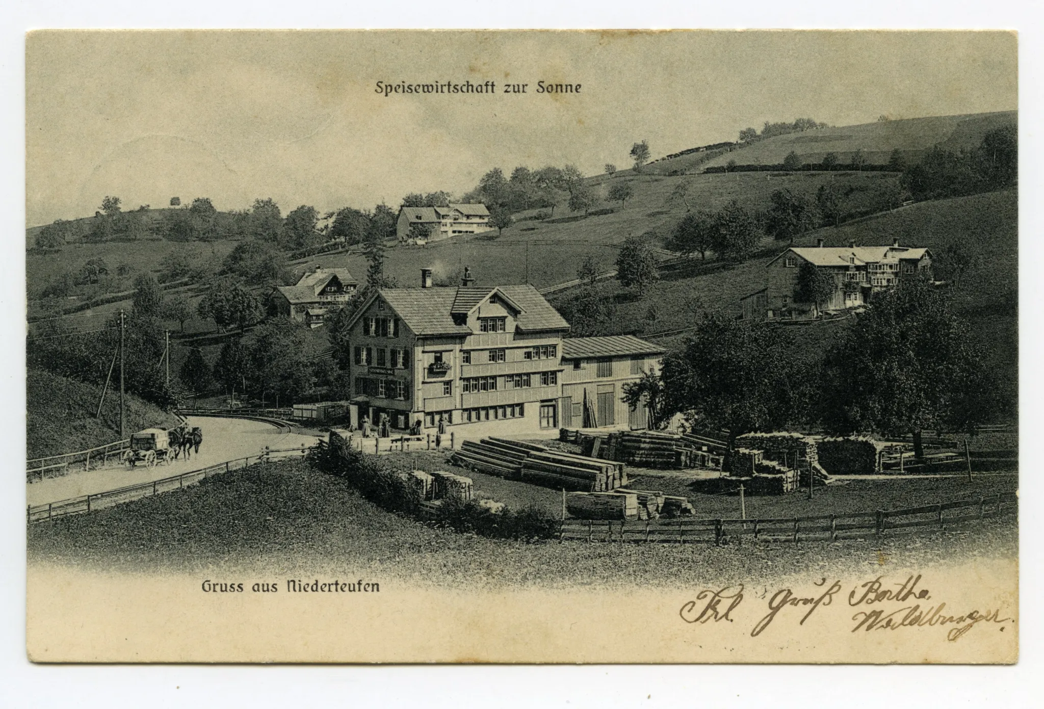 Grusskarte, Ansicht aus Süden mit Sägerei und Kutsche auf der Strasse und Pension Heid im Hintergrund, Bahnschienen sichtbar
