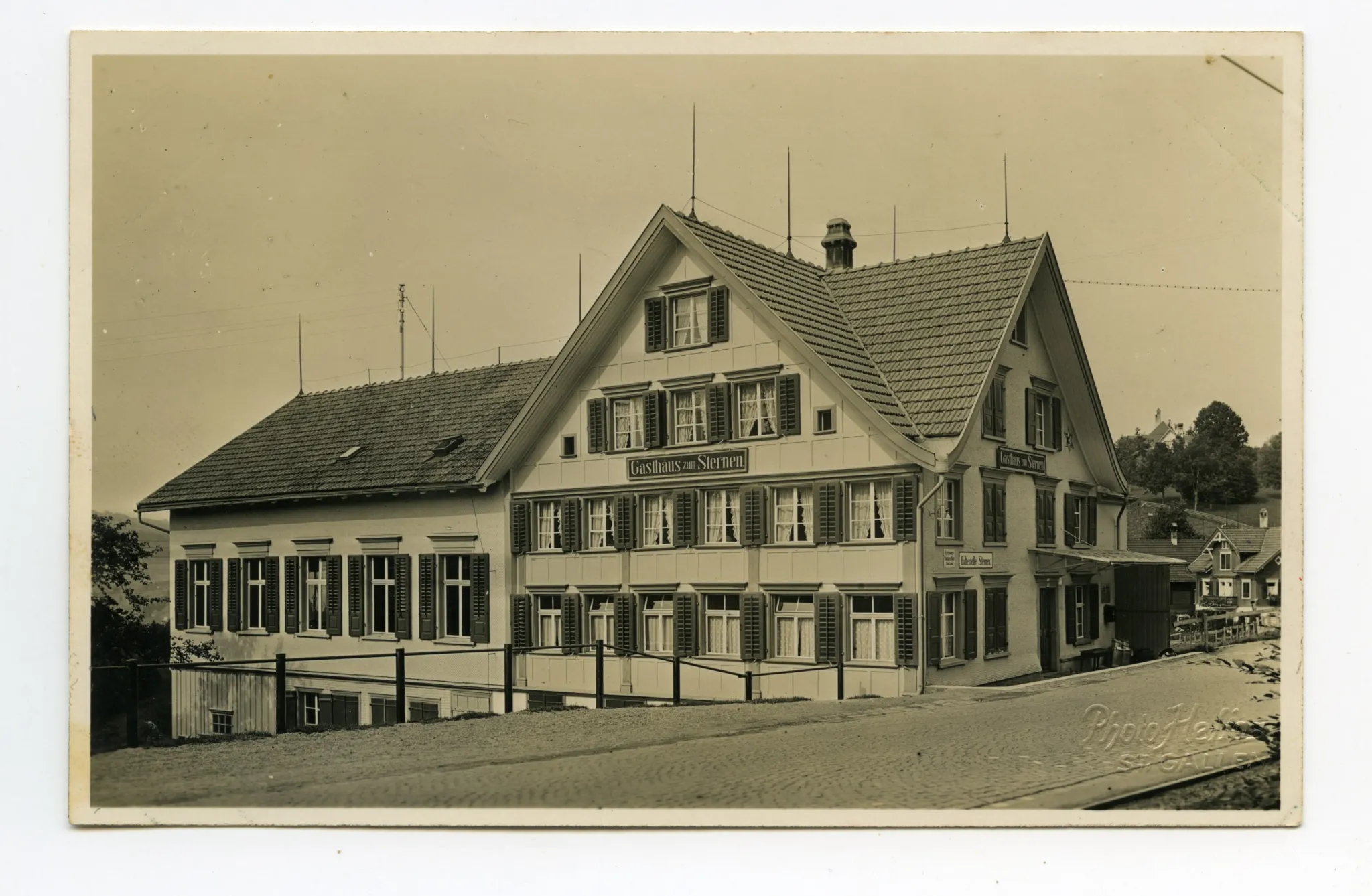 Ansicht aus Nordosten mit Bahnhaltestelle