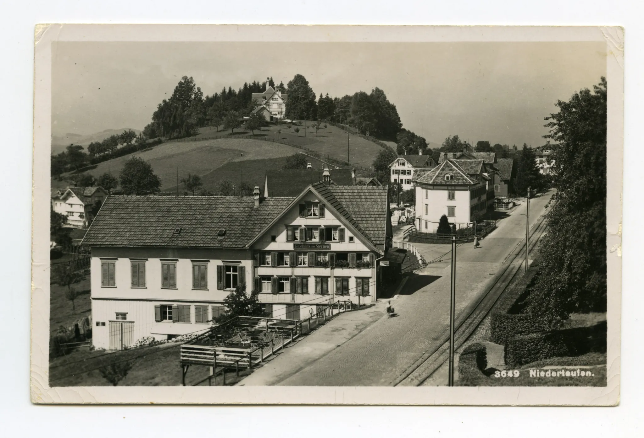 Luftbildaufnahme, Gartensitzplatz und Bahnschiene sichtbar, Blick Richtung Büel – Niederteufen mit altem Haus