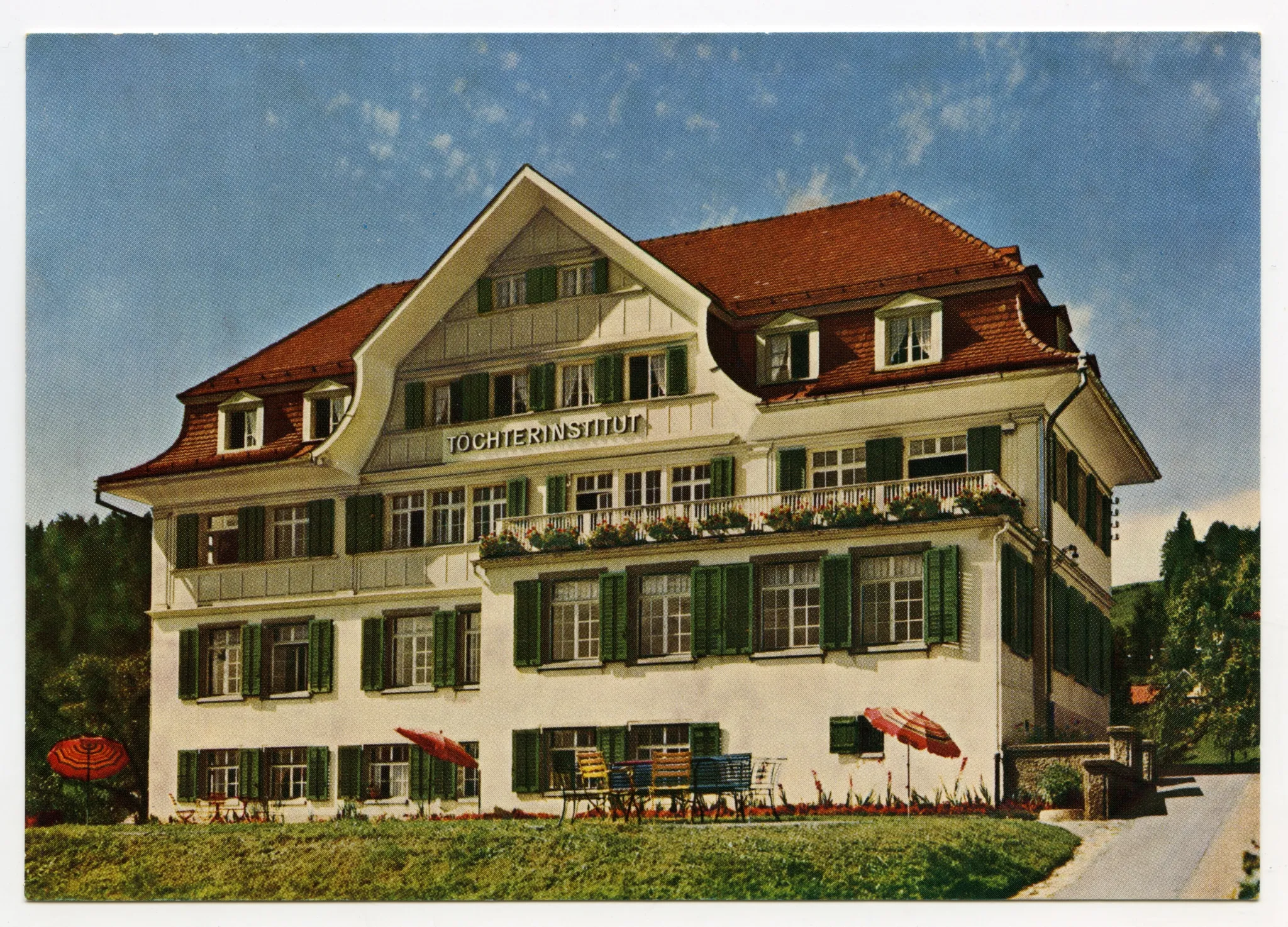 Ansicht Neubau mit Gartensitzplatz