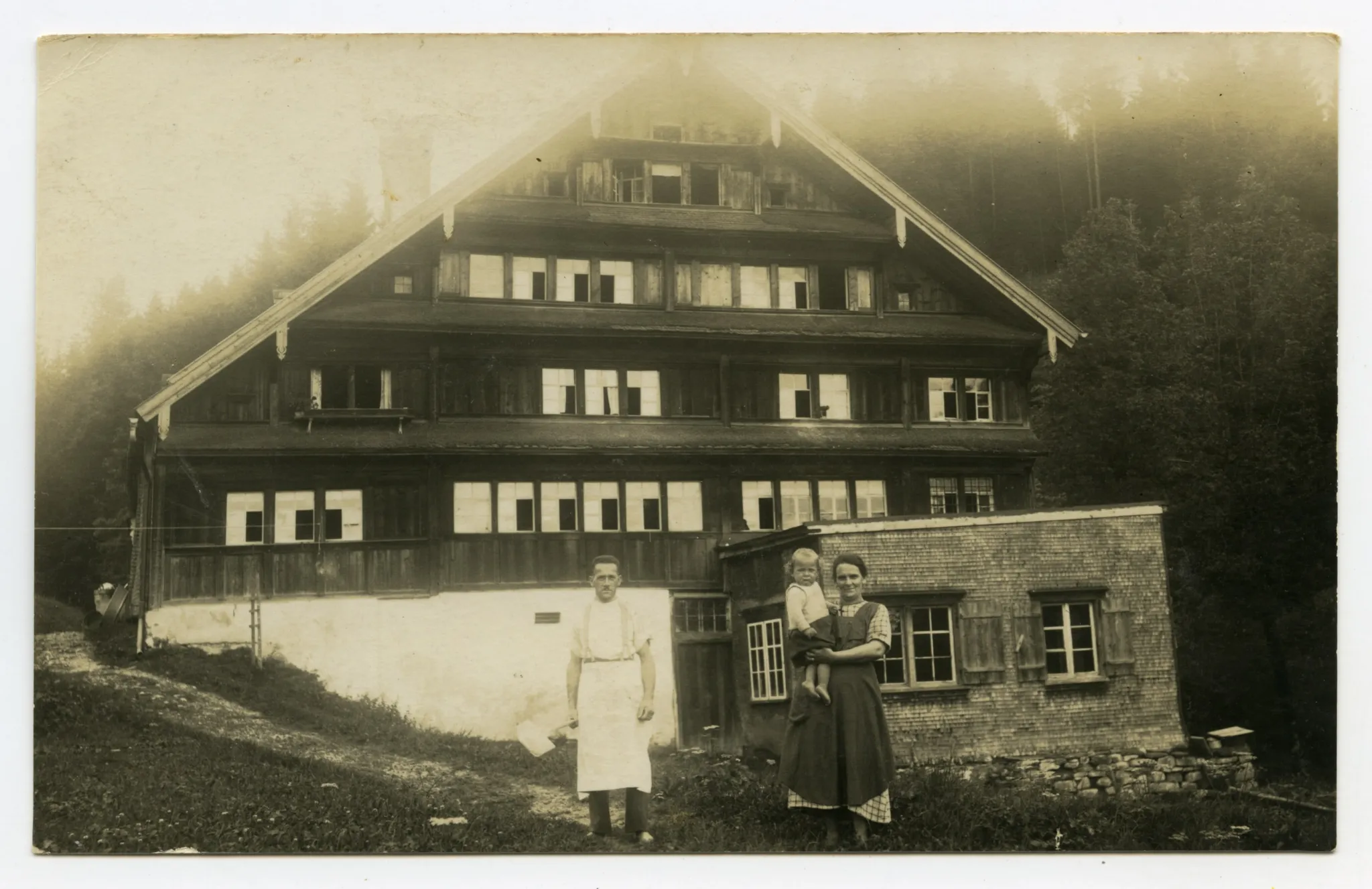 Bäckermeister Ruedi Staub mit seiner Familie vor dem Haus
