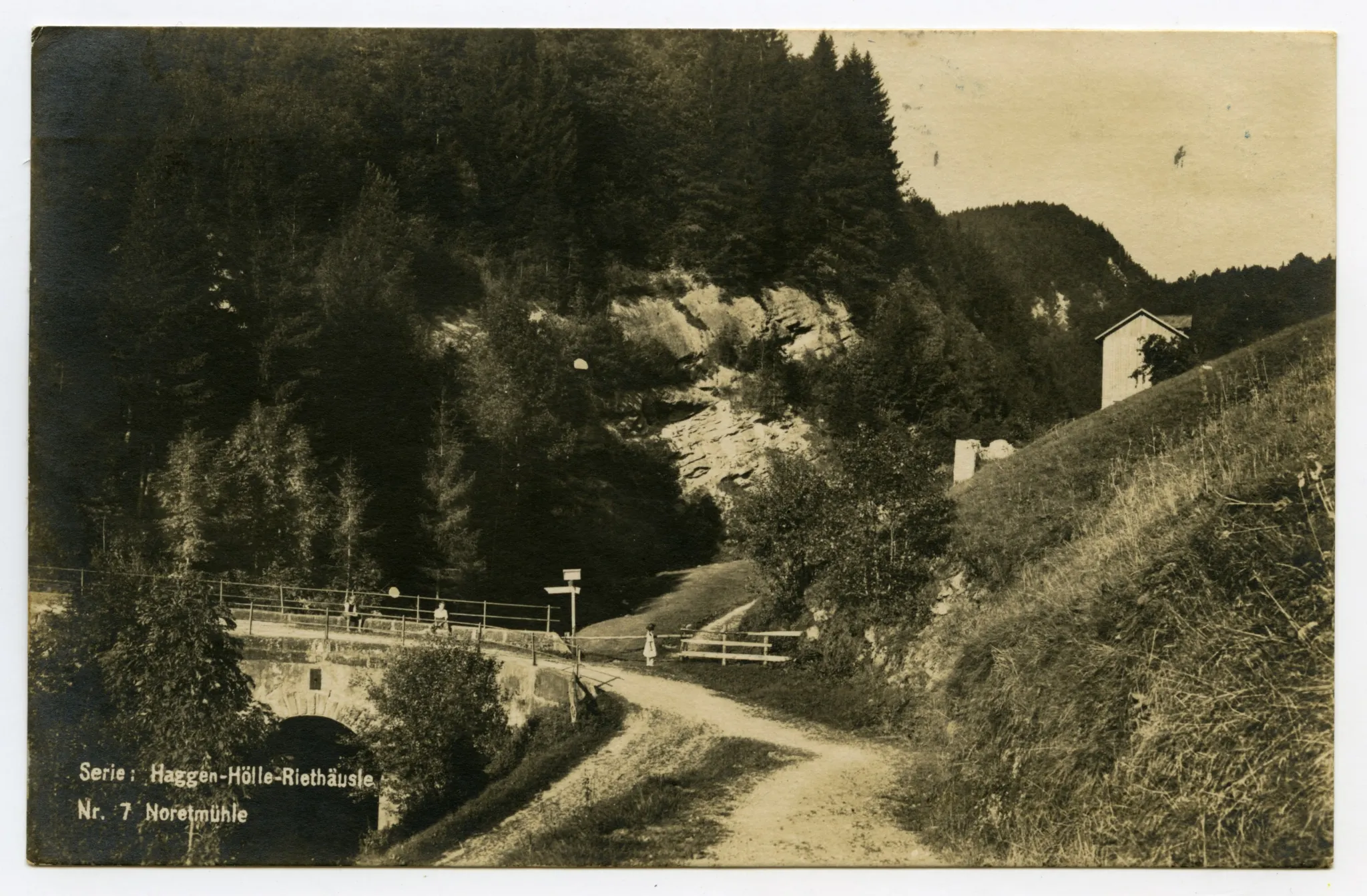 1915 abgebrannt, Ansicht der Wegverzweigung wo die Mühle stand, Grundmauern vage sichtbar