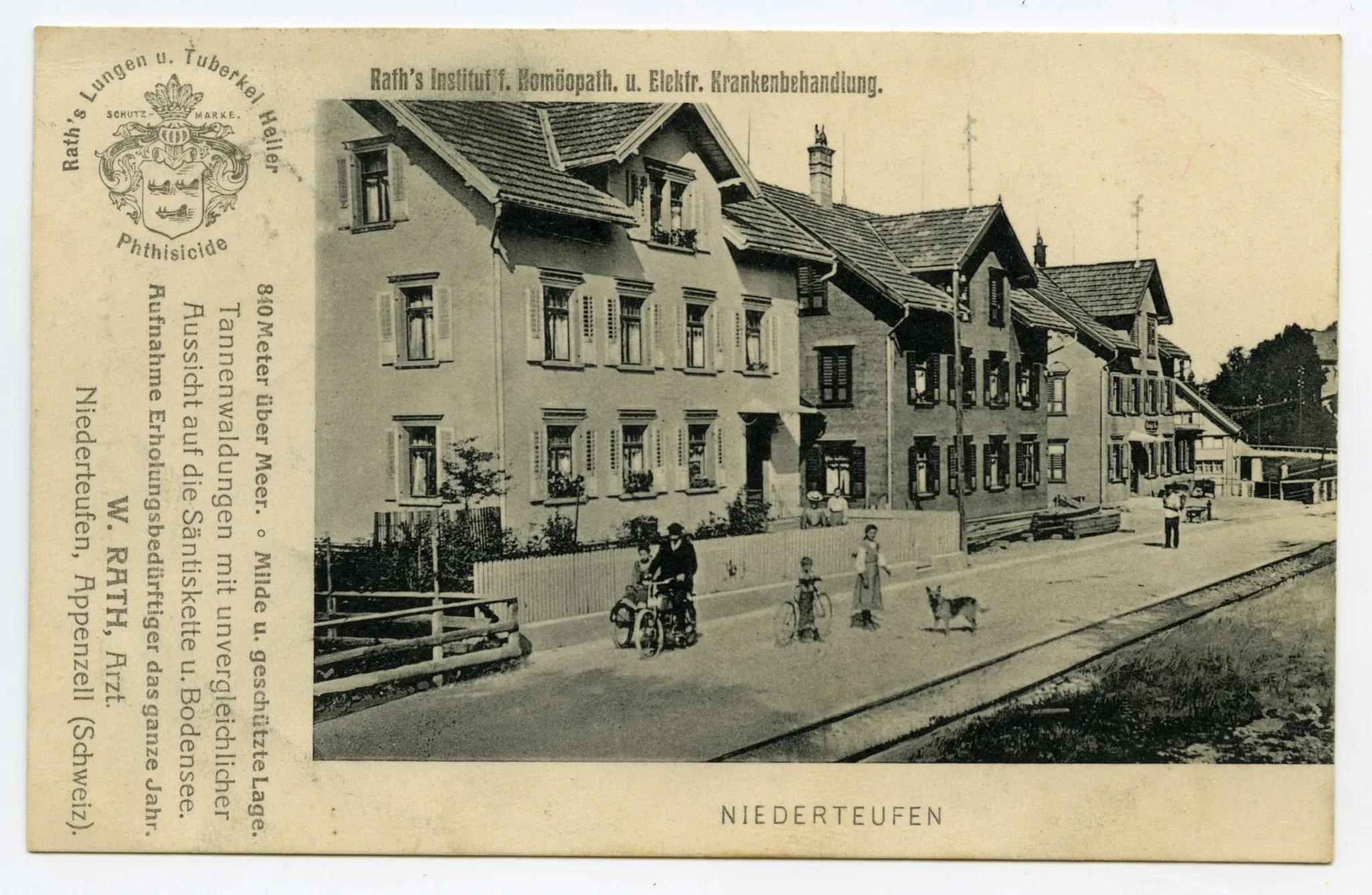 Karte mit Werbetext, Häuserzeile an Hauptstrasse 71 – 75, Personen auf der Strasse, Bahnschiene sichtbar (vgl. Hc.09-03, Karte identisch aber coloriert)