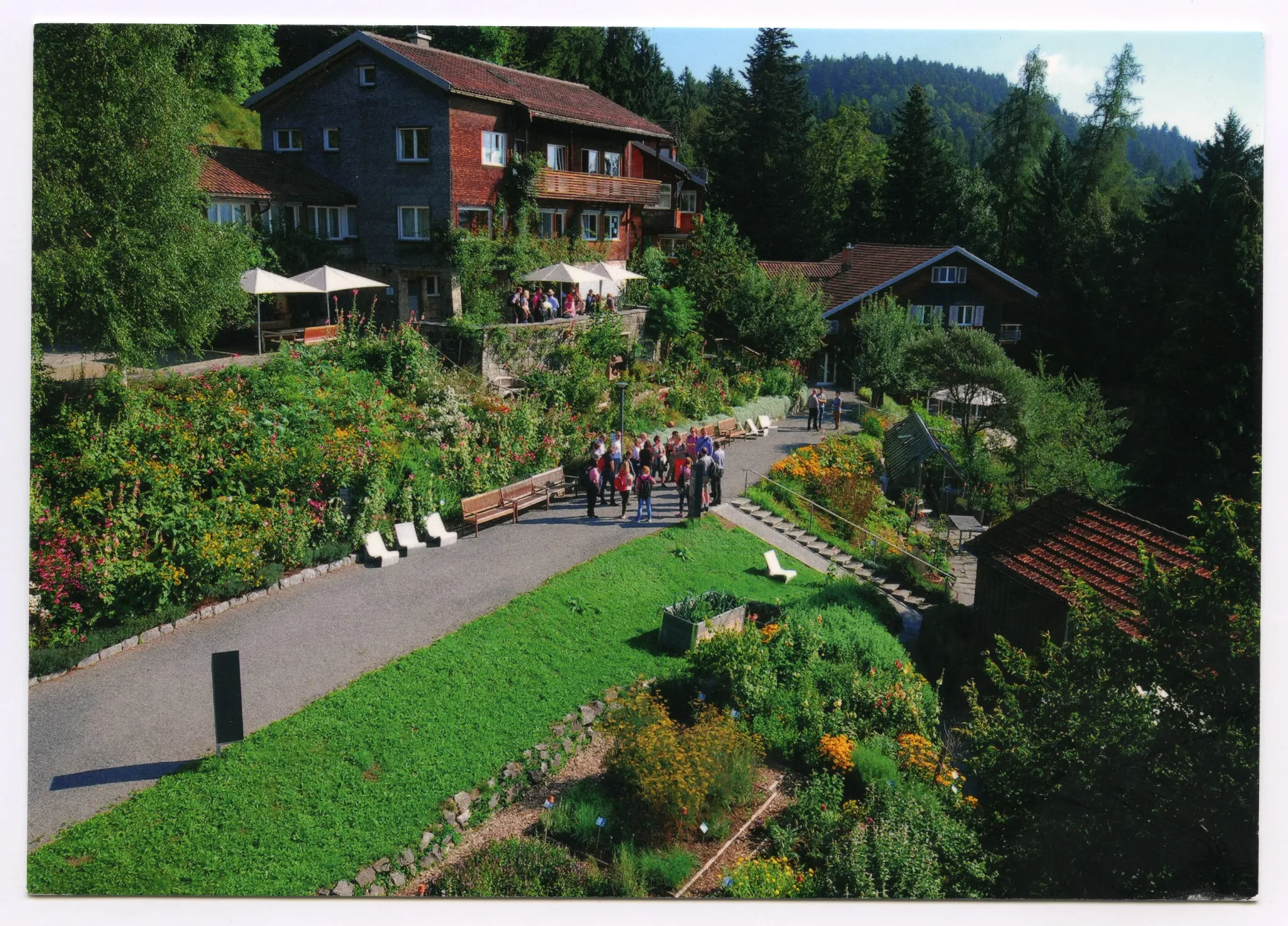 Ansicht vom Schaugarten und Nebengebäuden (Abriss 2022, Neubau 2024)