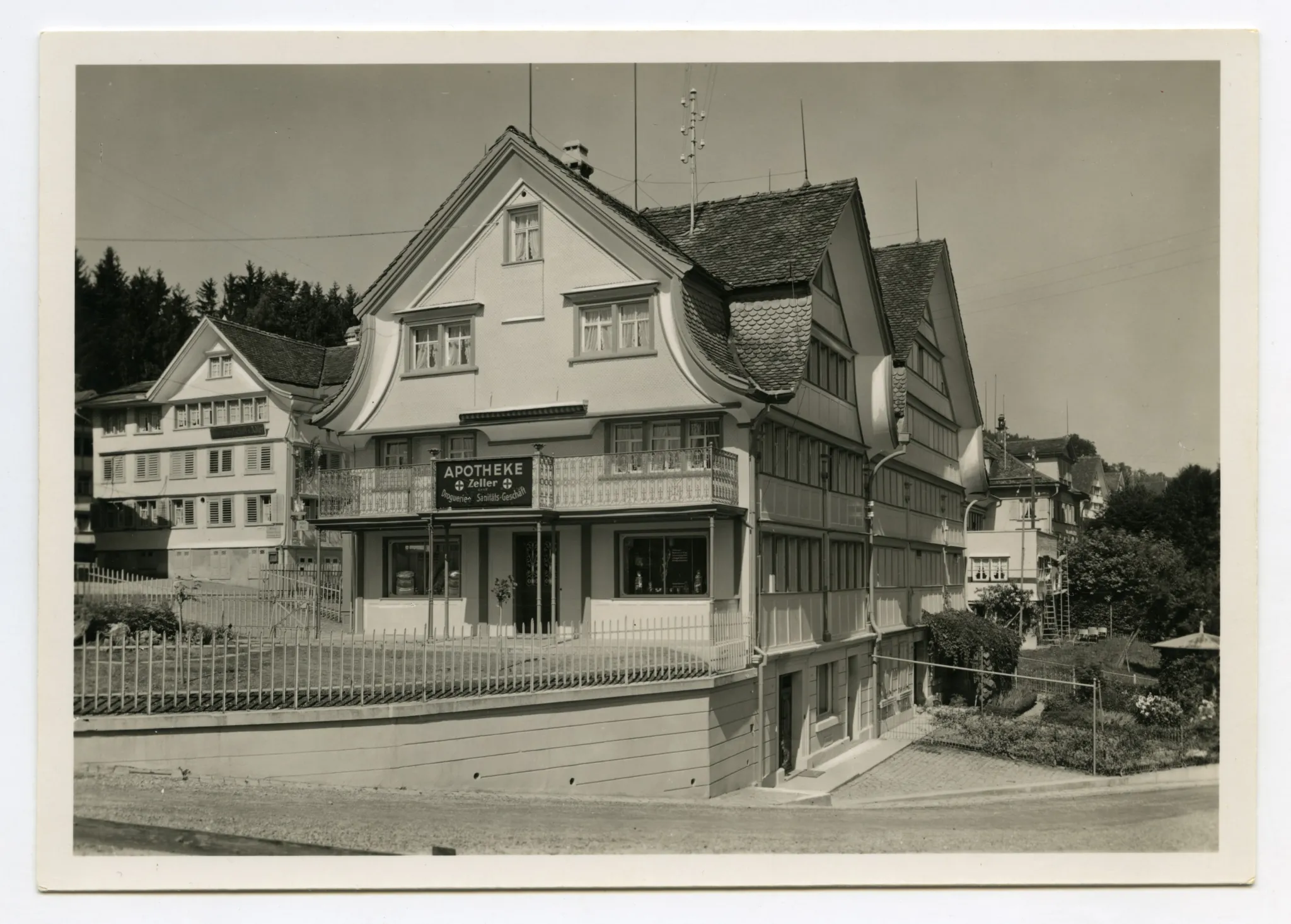 Ansicht von Bächlistrasse aus, im Hintergrund Gasthaus Adler sichtbar