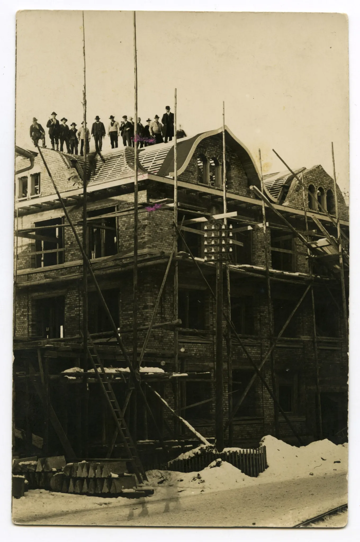 bei Fabrikneubau, Hauptstrasse 51 (ehemals Kunz-Druck), Karte 1: Ansicht von Zimmermännern auf dem Dach, Karte 2: Ansicht von Gebäude mit Gerüst, Zimmermänner auf dem Dach