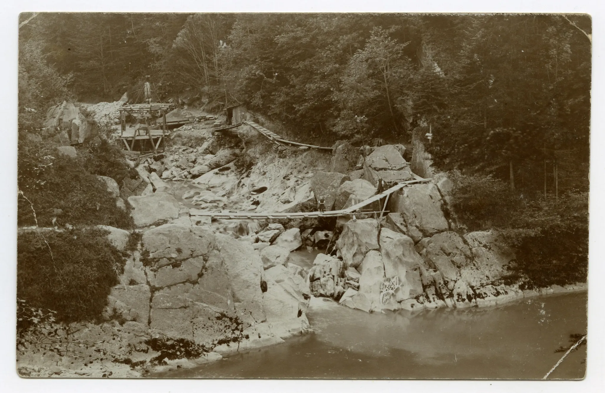 Stegbauarbeiten bei Zusammenfluss von Sitter und Rotbach mit zwei Mädchen auf dem Steg