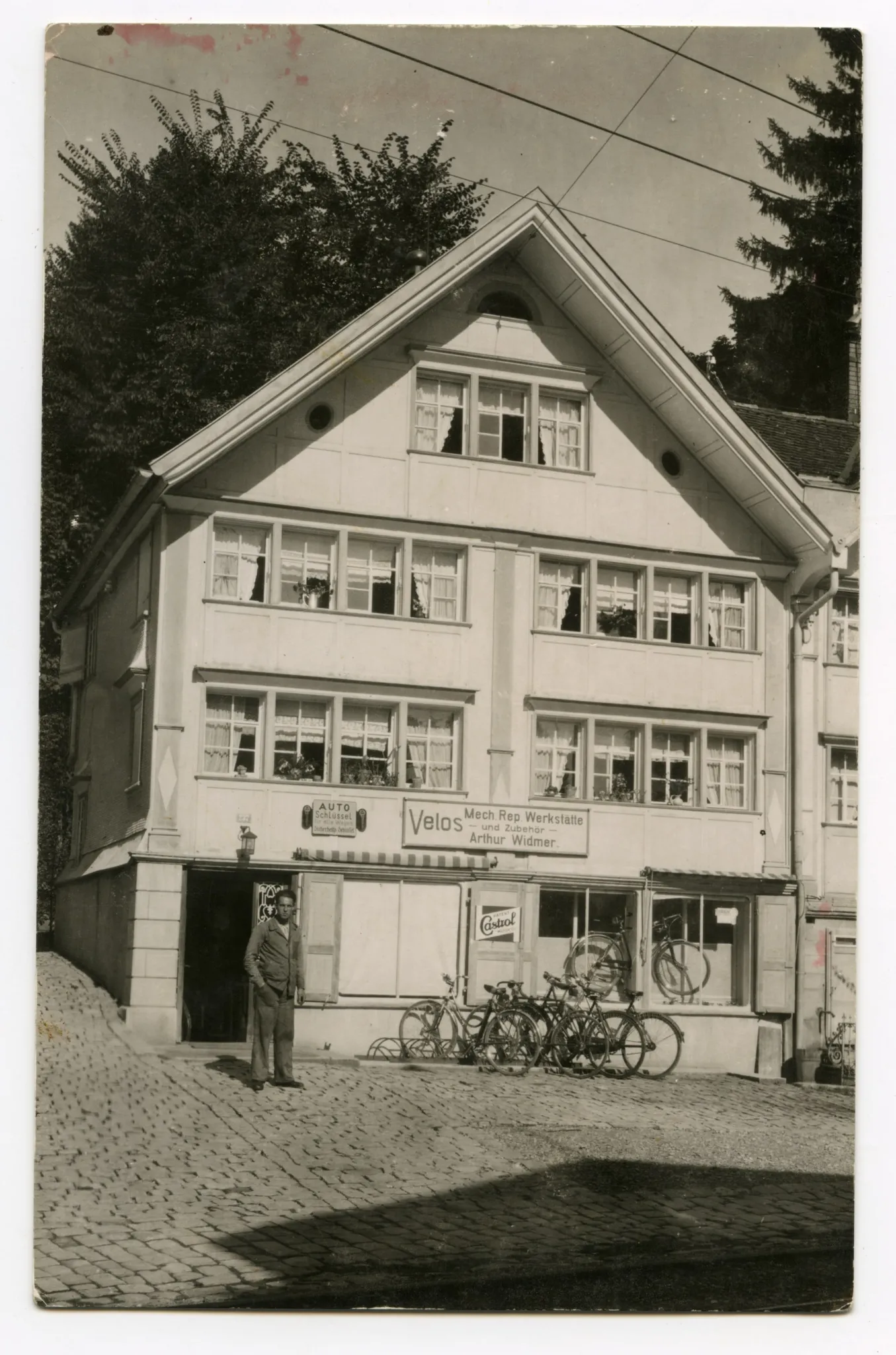 (1936-1941), Arthur Widmer? Vor seinem Geschäft mit Velos vor dem Haus