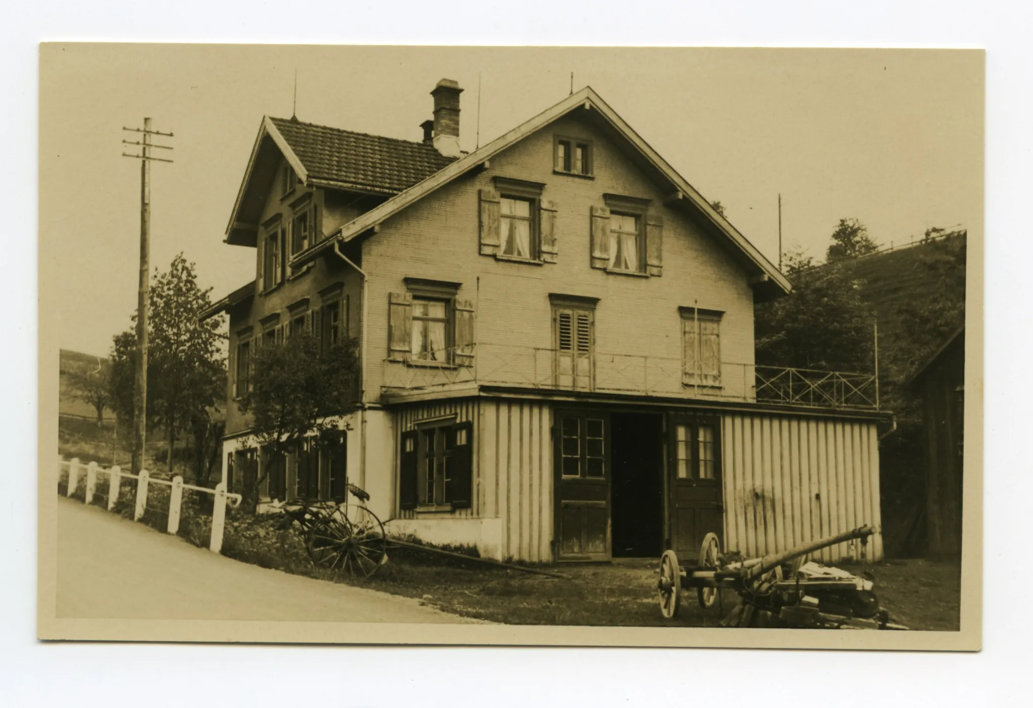 Hausansicht mit Werkstatteingang