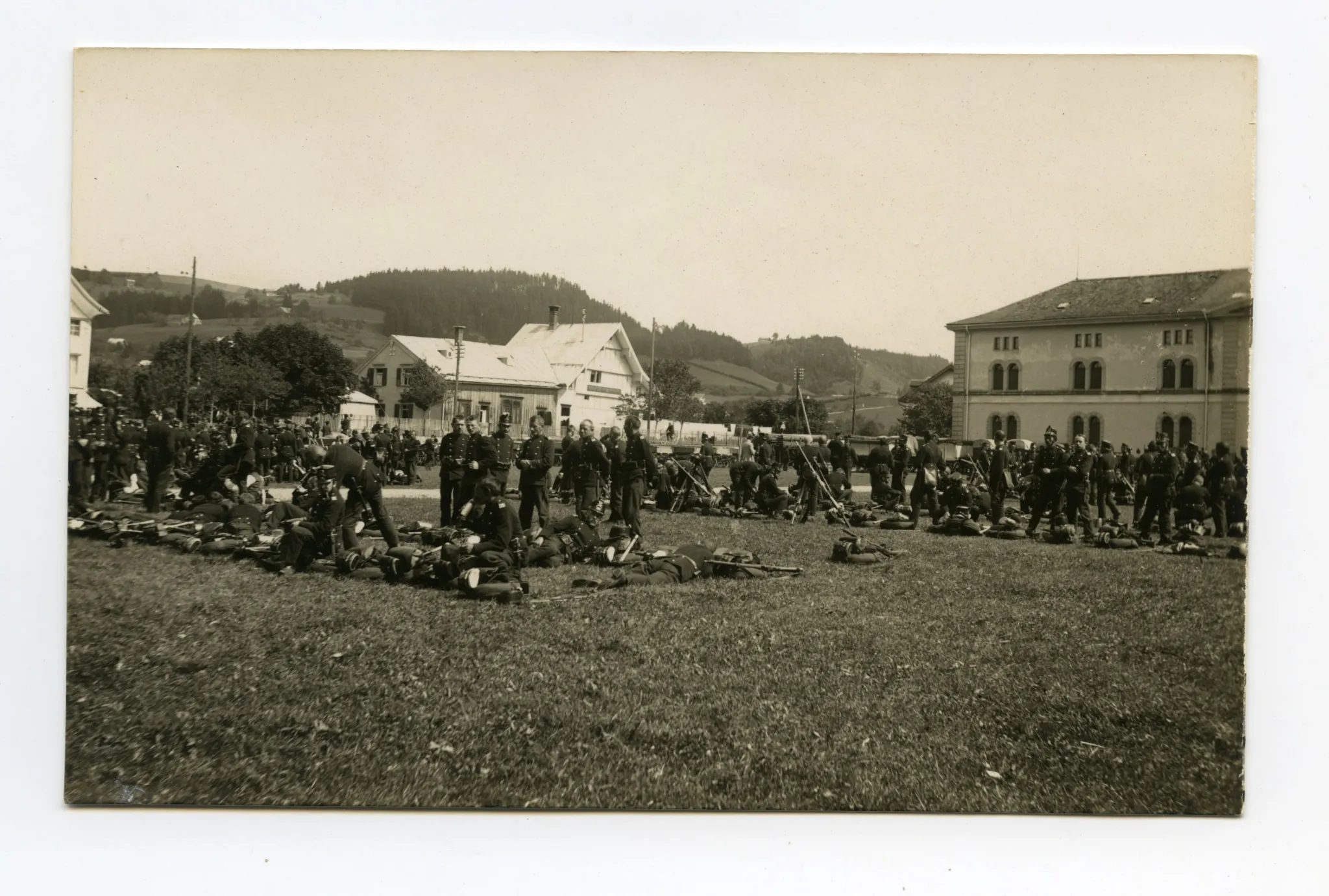 Vorbereitung der Aufstellung?, im Hintergrund Zeughaus angeschnitten und Kinderkurhaus Sanitas