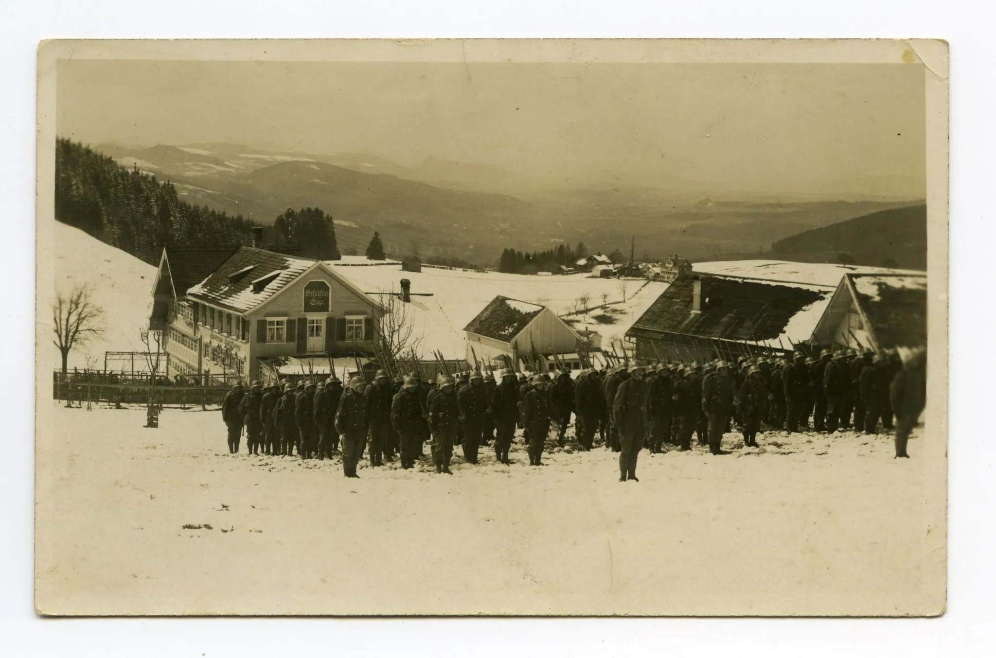 Aufstellung der Soldaten auf der Wiese vor der Schäflisegg, Winter, Blick aus Osten auf Restaurant Schäflisegg Richtung Fürstenland