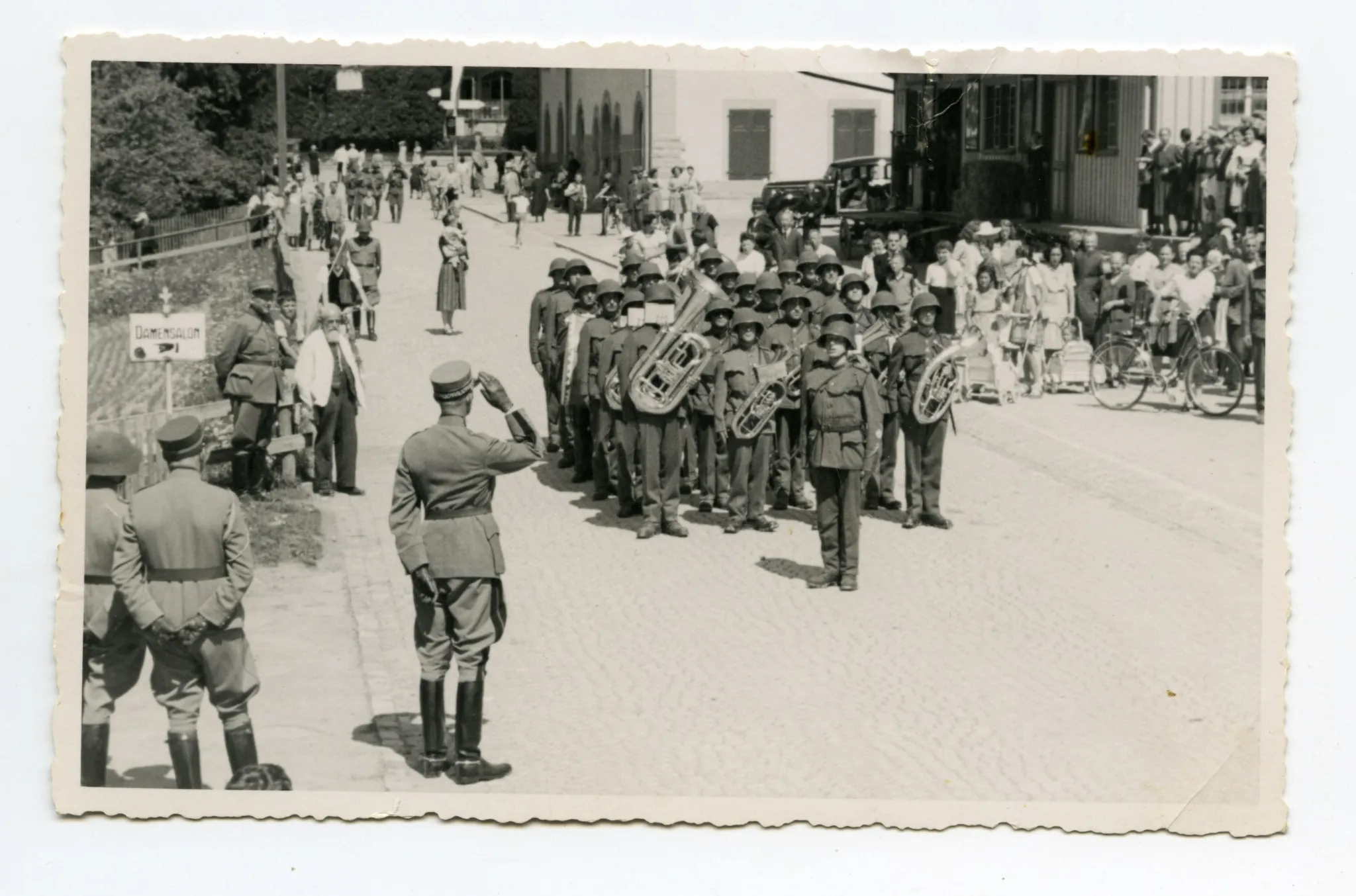 Soldaten der Militärkapelle marschieren auf der Strasse (Ebni), Richtung Zeughaus, Schaulustige laufen mit