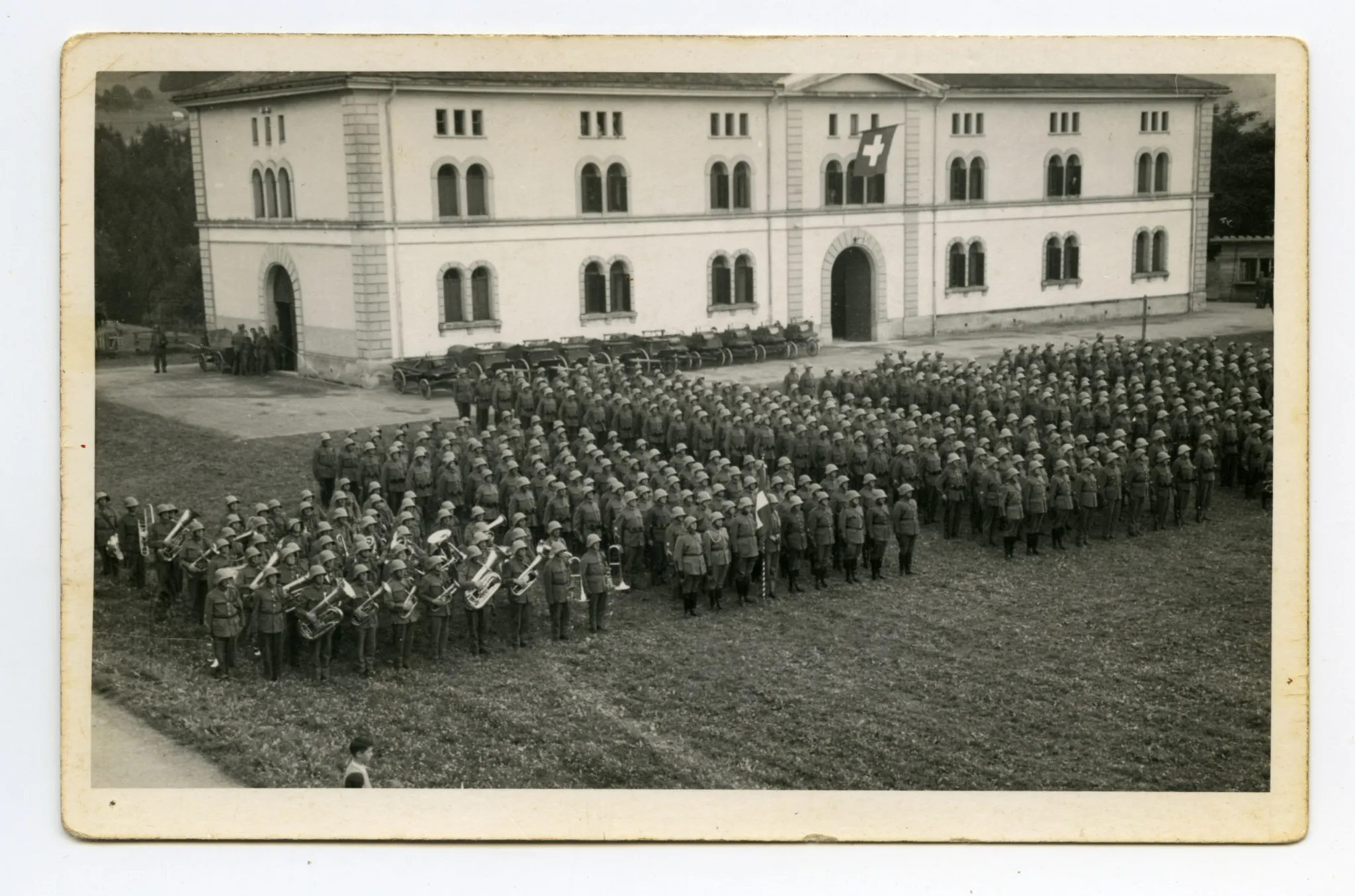 Soldaten aufgereiht auf dem Zeughausplatz vor dem Zeughaus, (zwei Karten aus unterschiedlichen Blickwinkeln)