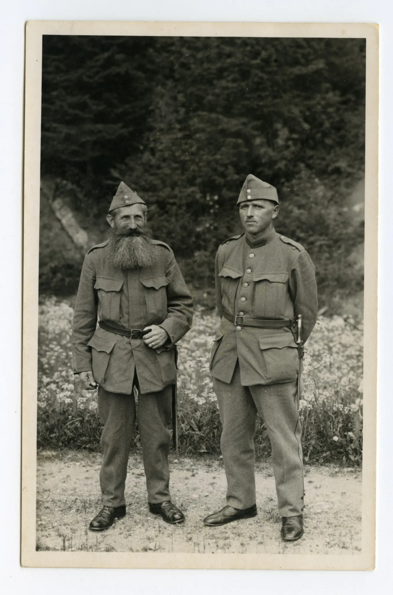 zwei stehende Soldaten