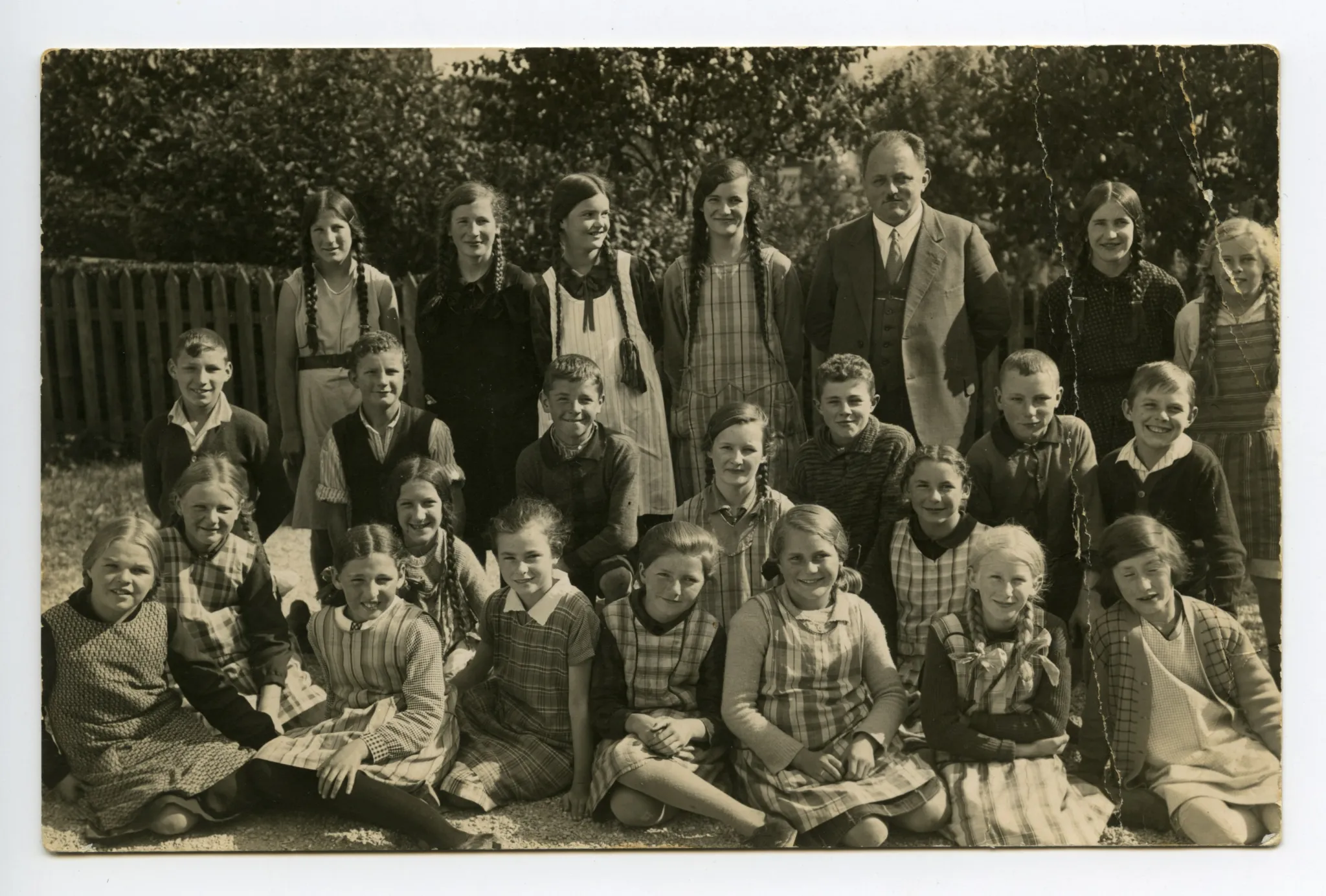 Schulklasse mit Lehrer Wegmann