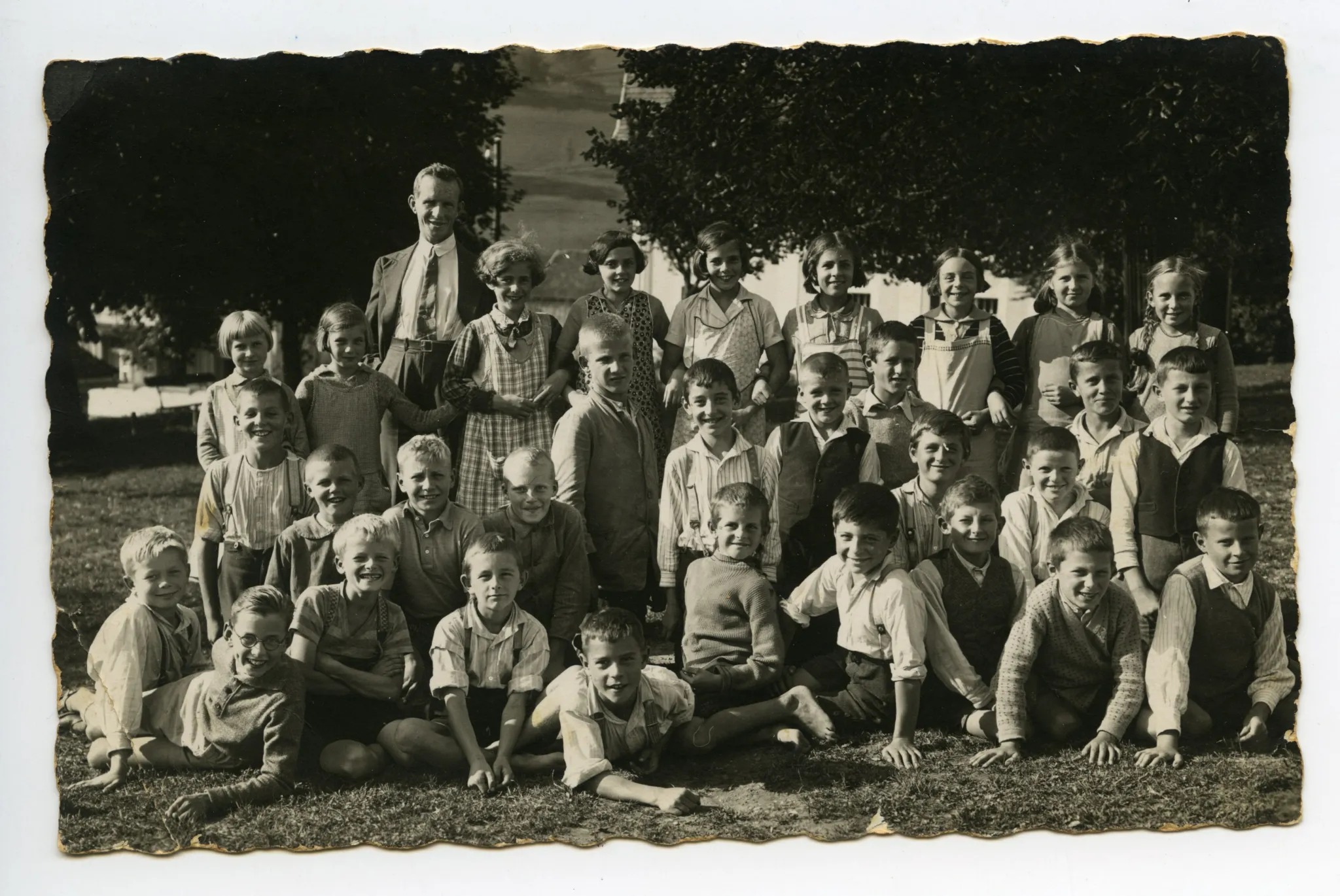 Schulklasse mit Lehrer Hans Buff, beide Exemplare identische Klassen, aber andere Aufstellung der Kinder