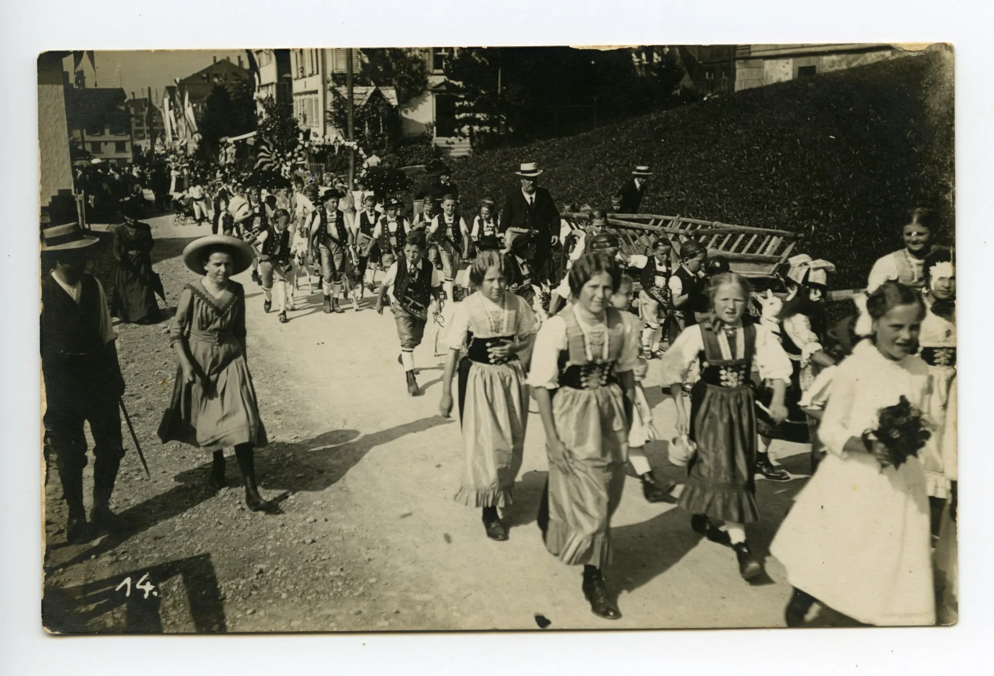 Kinder laufen am Anfang der Speicherstrasse, Schaulustige am Strassenrand (vgl. Hc.01-01, Aufnahmestandort identisch)