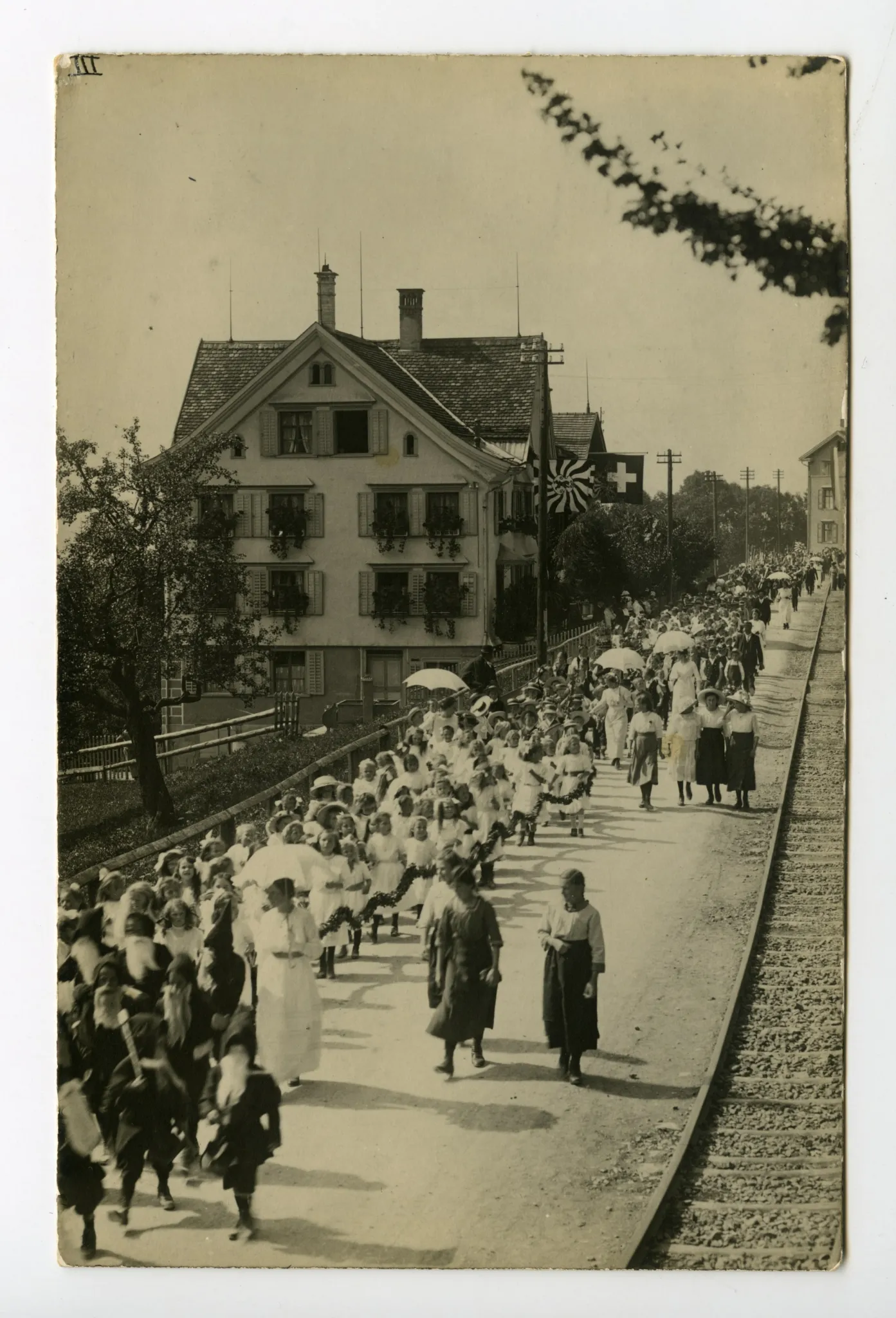 Bahnschienen sichtbar; beide Exemplare vom gleichen Ort aufgenommen, jeweils anderer Abschnitt des Umzuges