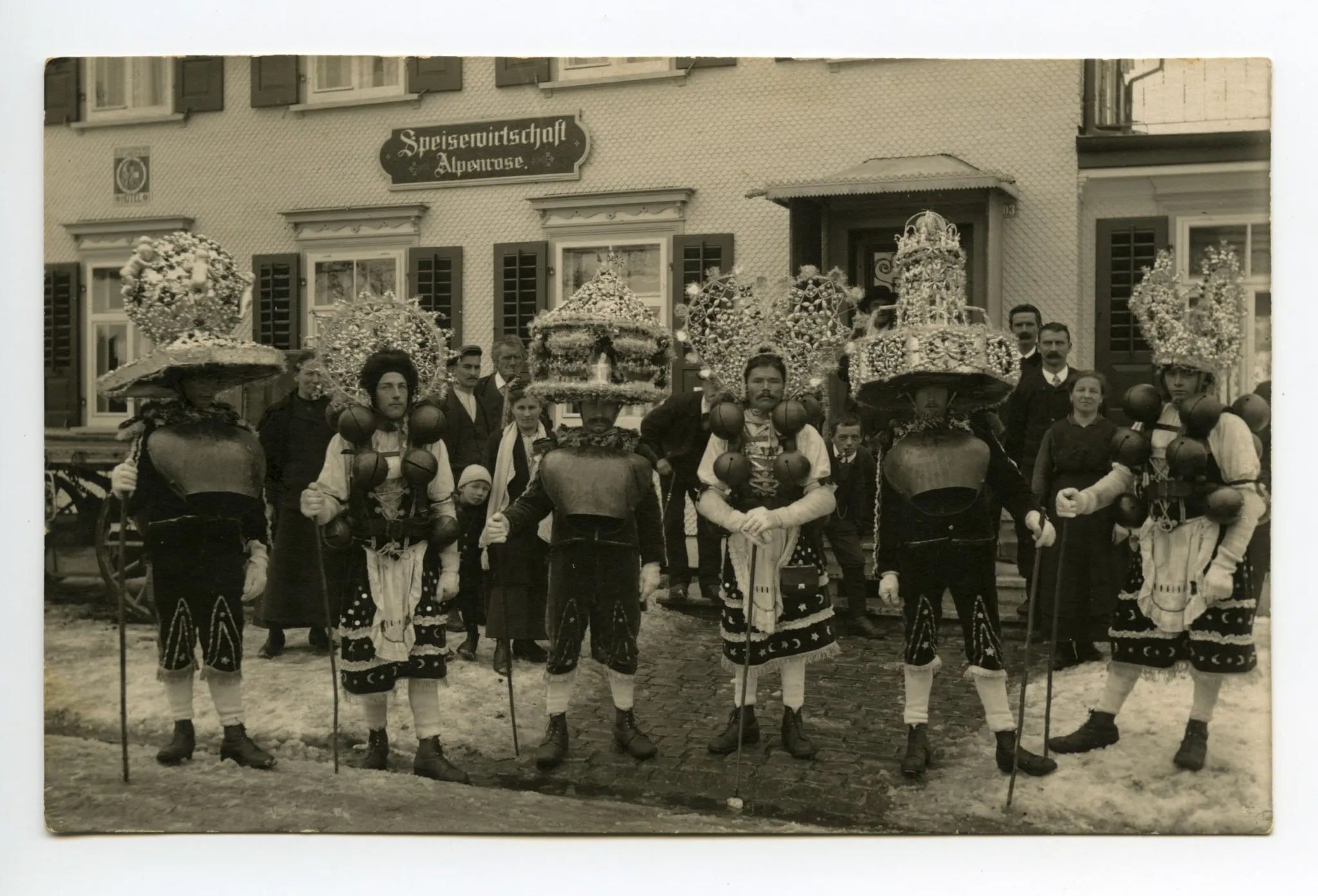 Schuppel von sechs schöne Silvesterchläusen vor der Speisewirtschaft Alpenrose in Niederteufen