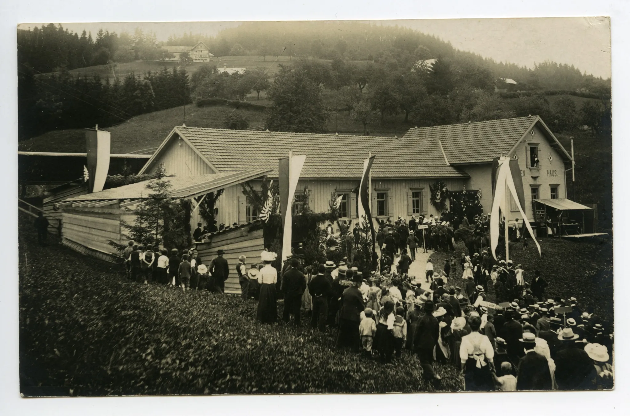 viele Personen, Zuschauer vor dem Schützenhaus, Fahnenschmuck