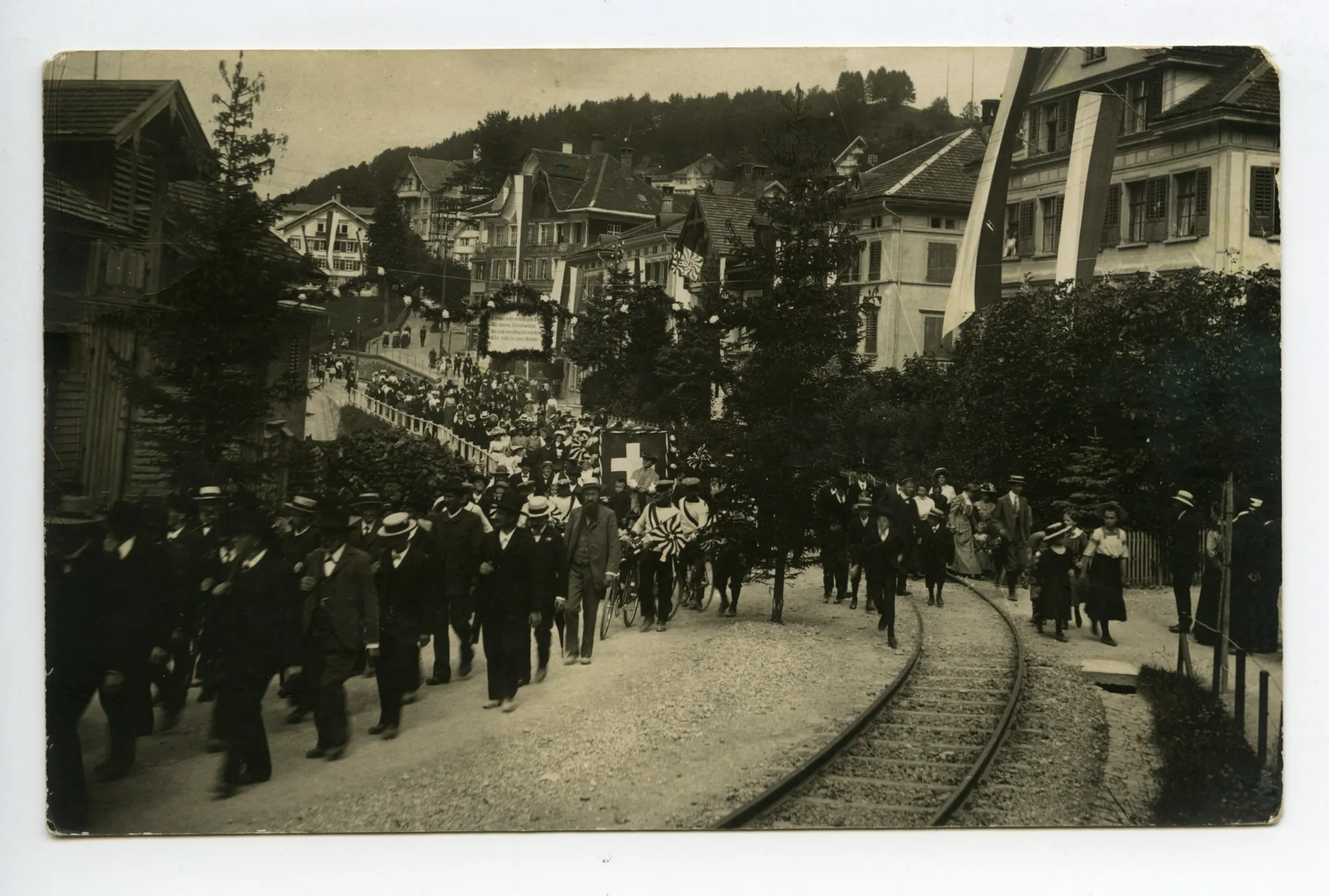 mit Hotel Ochsen, Blick Richtung Rest. Brauerei, mitlaufende Schaulustige auf Bahnschiene