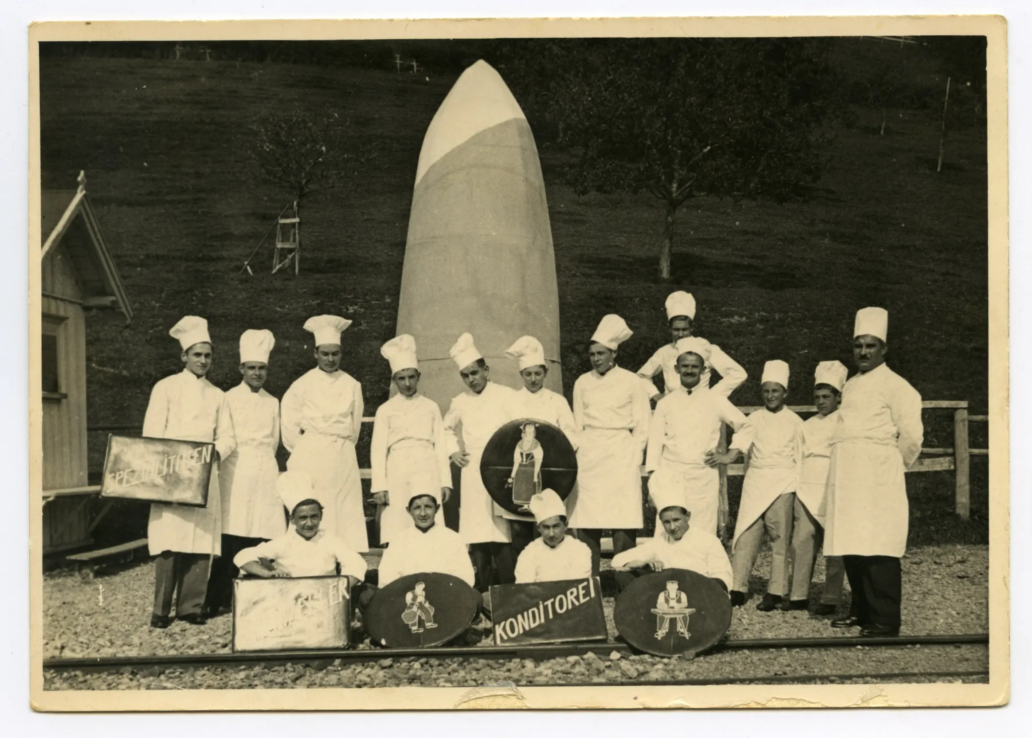 Gruppenbild der Appenzeller Konditoren vor ihrer „Riesenpraline“ bei der Haltestelle Niederteufen vor Beginn des Umzugs
