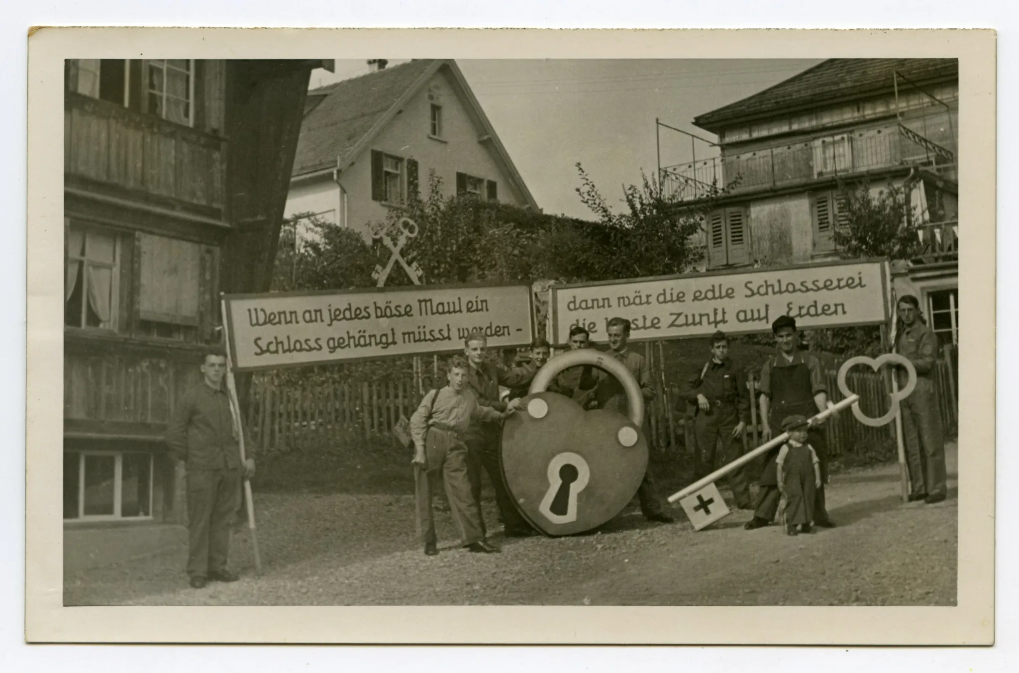 Gruppenbild der Schlosser, Vorbereitung für den Umzug mit Riesenschloss und Riesenschlüssel