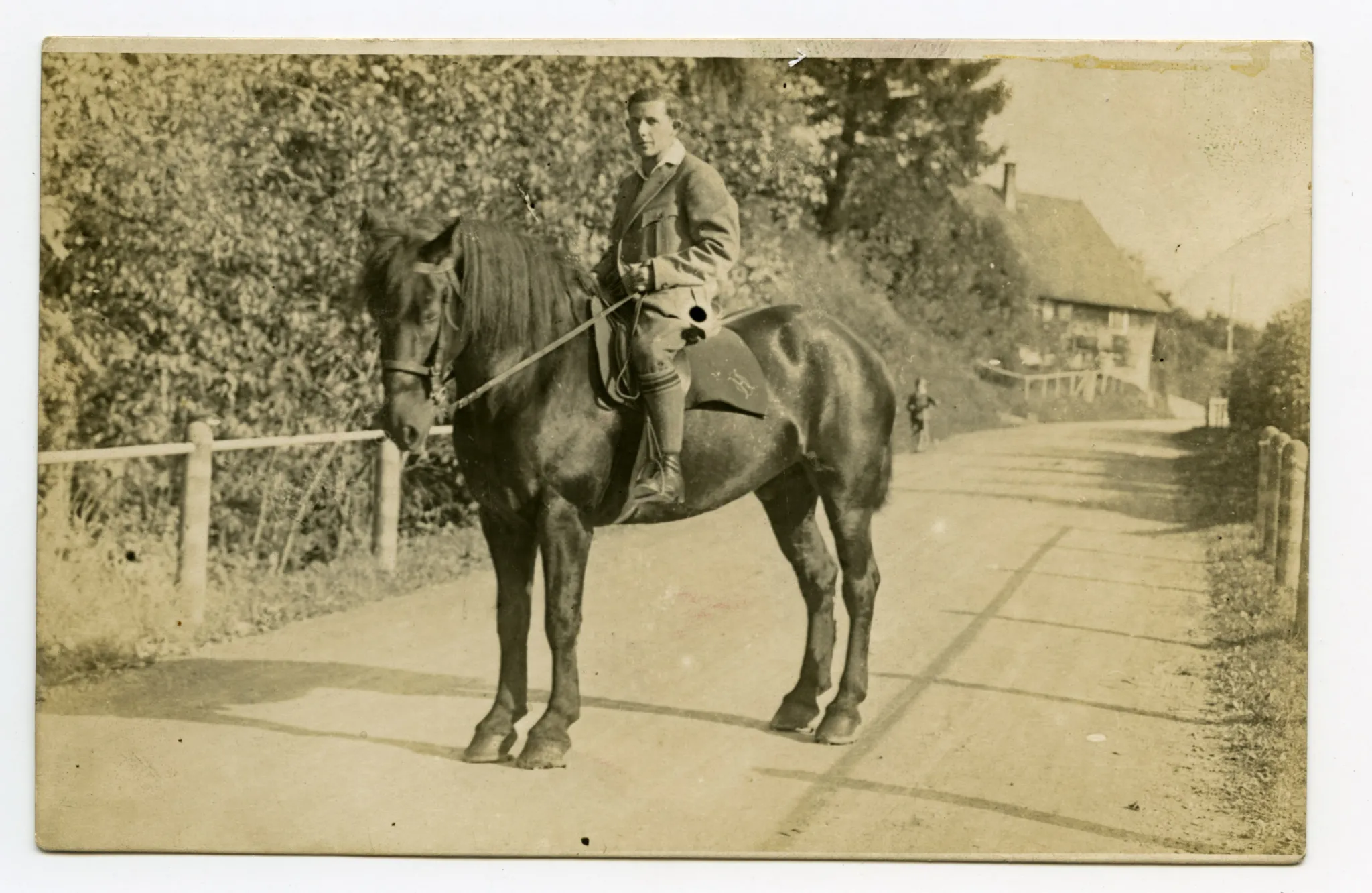 Albert Weishaupt auf (seinem) Pferd