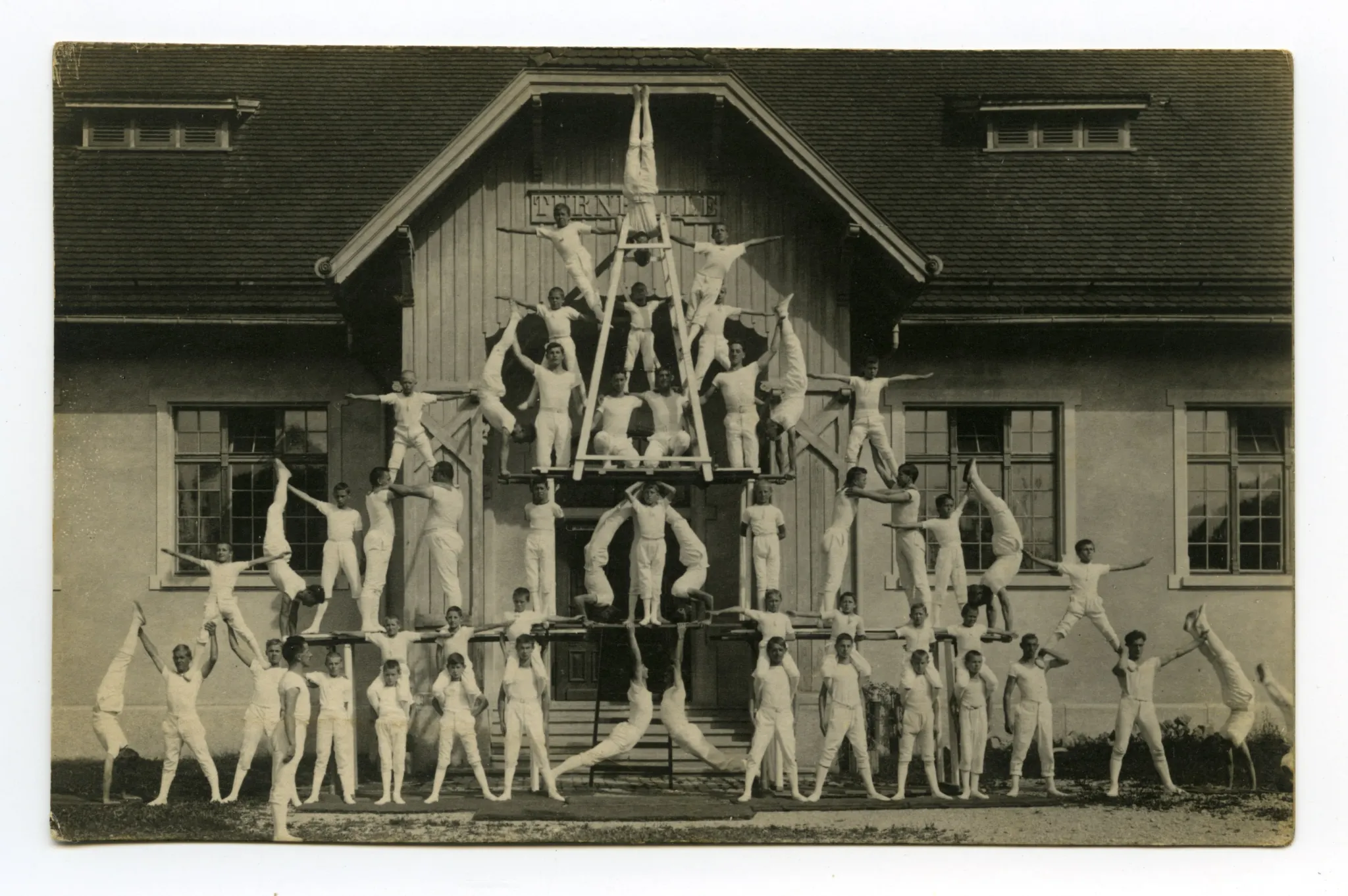 Pyramide mit Turnern vor der alten Dorfturnhalle