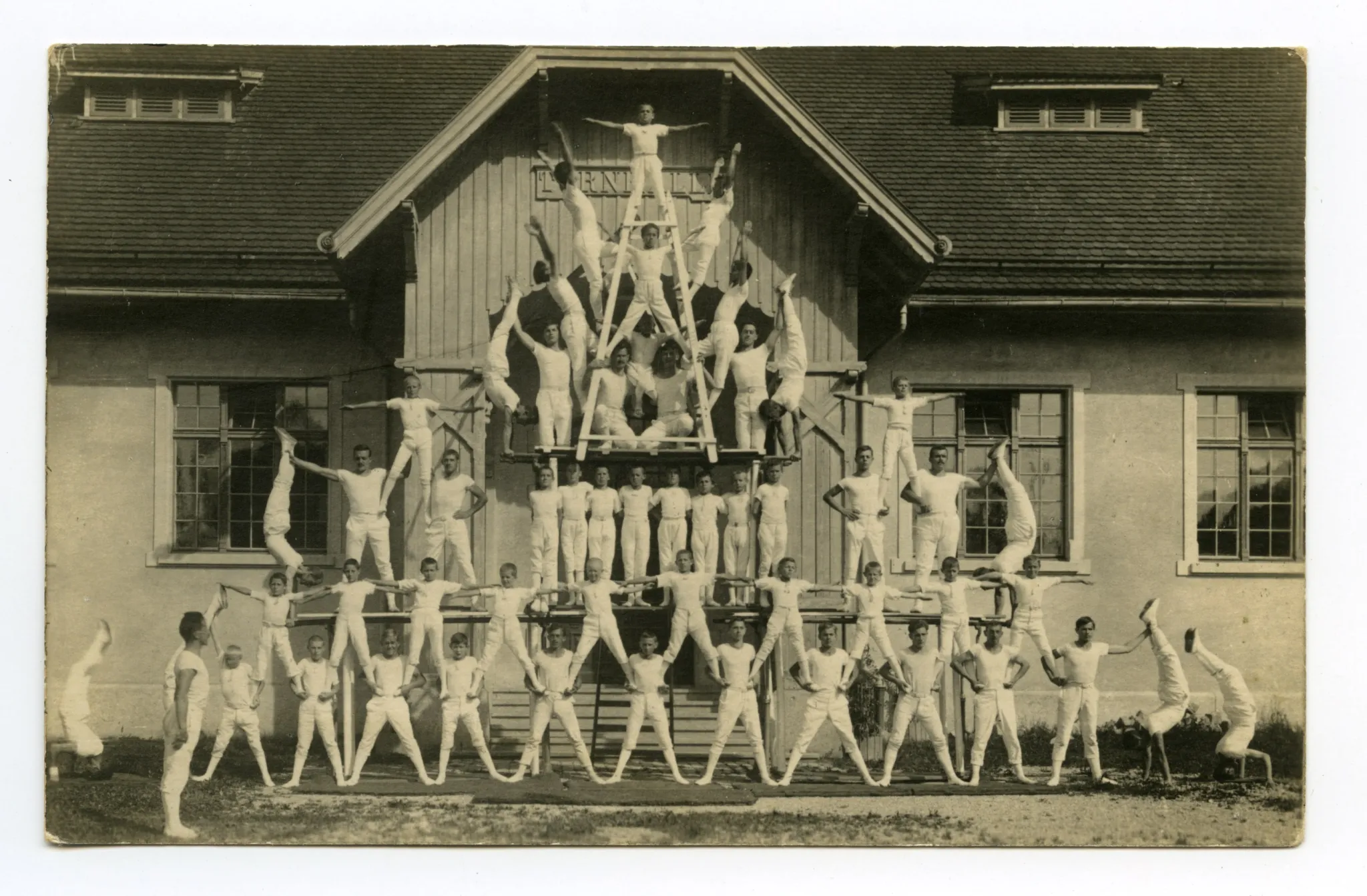 Pyramide mit Turnern vor der alten Dorfturnhalle