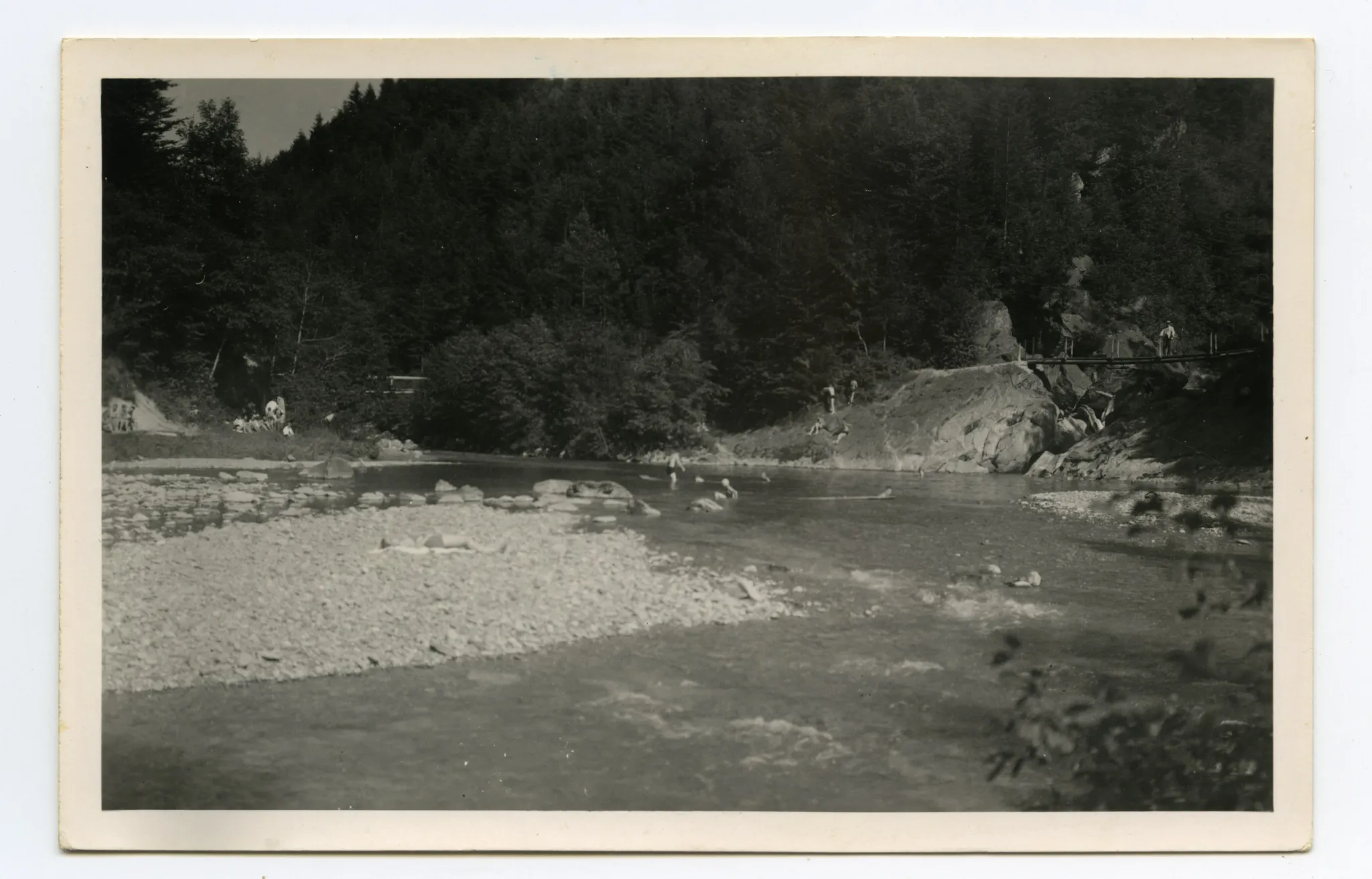 Flussbett mit Badenden
