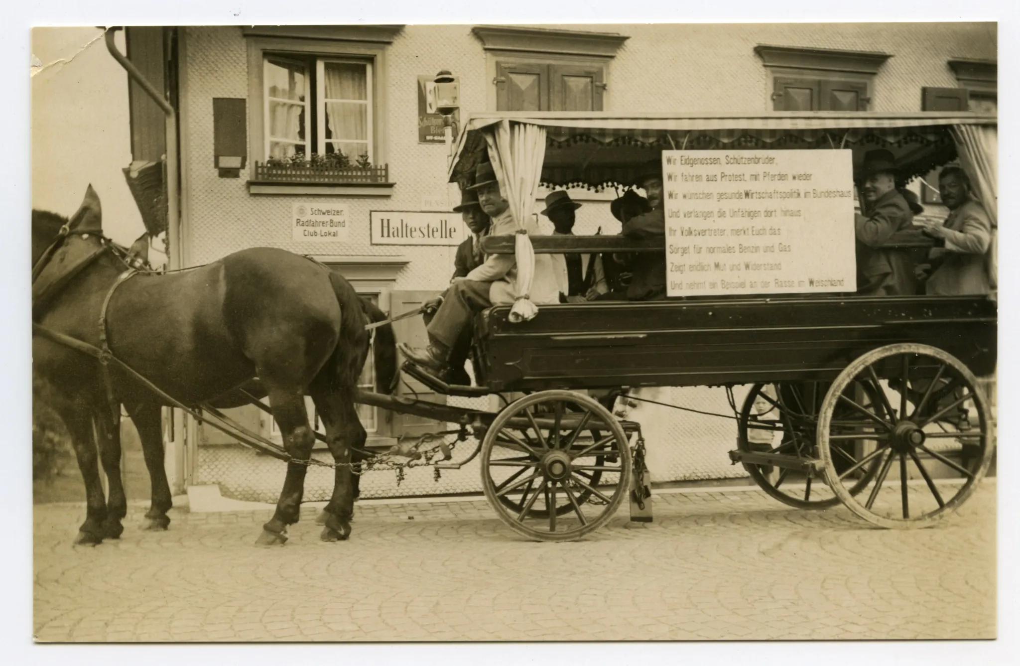 besetzt mit vielen Fahrgästen