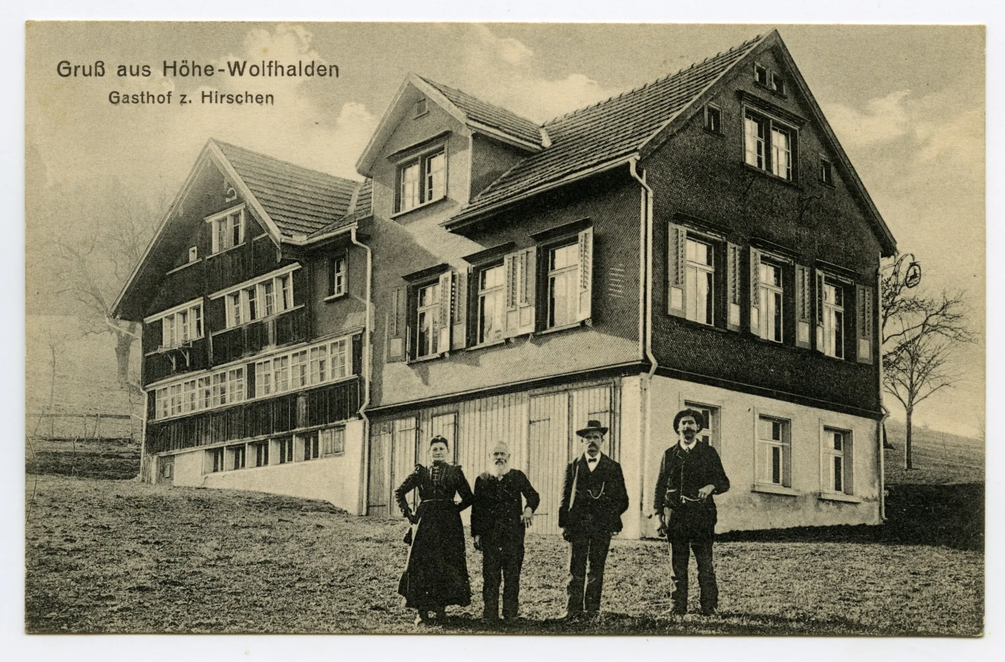 Besitzer(?) vor dem Gasthof