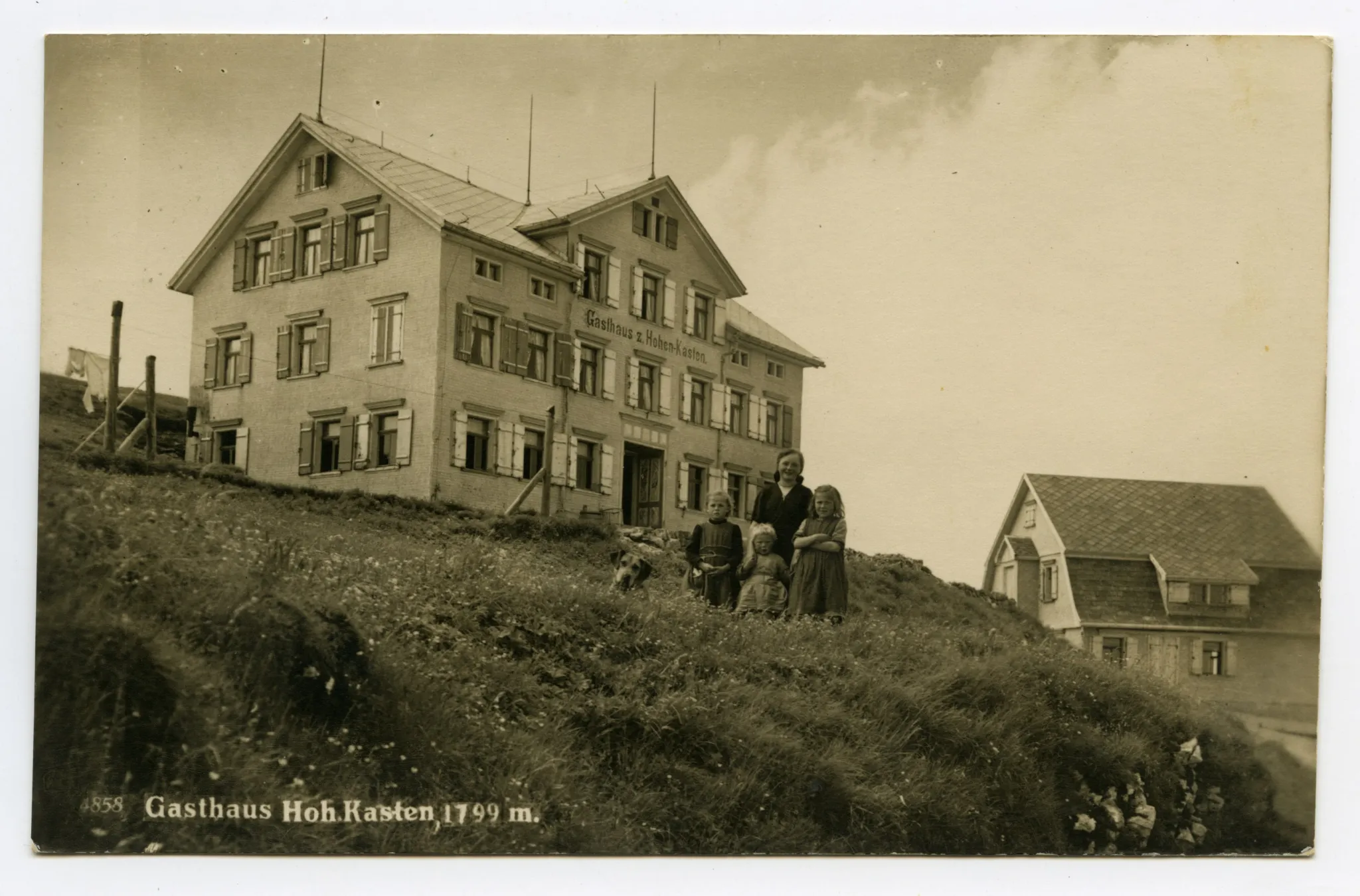 mit Eigentümerin(?) und drei Kindern auf der Wiese vor dem Gasthaus