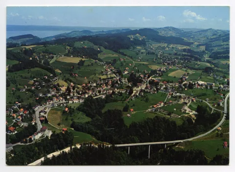 Ganzes Dorf (Eggli-Rank, Bächli, Ebni), mit Umfahrungsstrasse und Leuenbachbrücke. Blick bis Bodensee (vgl. Hc.14-17)