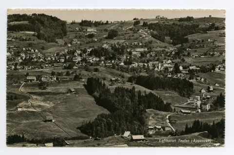 mit Schwimmbad, Sammelbüel, alte Kath. Kirche/Zeughaus, Dorfplatz, Krankenhaus mit Erweiterungsbau West, Waisenhaus Schönenbüel. Blick zu Bad Sonder, Schäflisegg