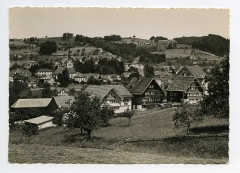 im Vordergrund Wirtschaft z. Schönenbüel, mit Bahnhof, Krankenhaus mit Erweiterungsbau West. Blick zu Eggen-Höhenweg
