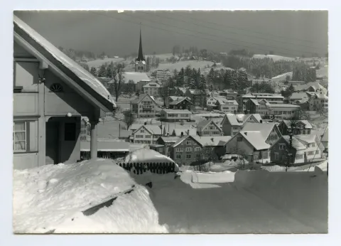 vorne Schönenbüel (z.T.), Bächli. Mit Krankenhaus, Bad Sonder (halb verdeckt). Blick zu Schäflisegg, Hüslersegg