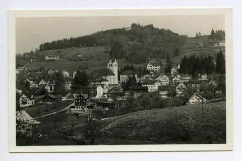 mit Fernblick und Bad Sonder (angeschnitten). Blick zur Frölichsegg