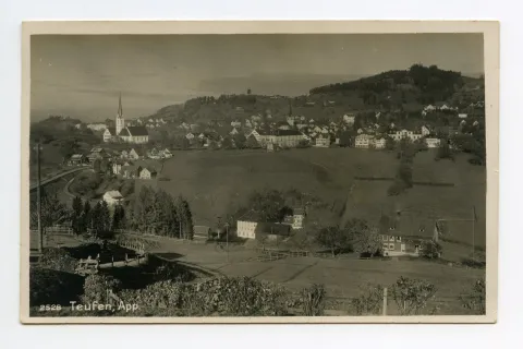 von Schlatterlehn aus. Mit beiden Dorfkirchen, Schlatterlehn, Zeughaus, Ebni (z.T.), Bahnhof (halb verdeckt). Blick zu Frölichsegg, Fernblick, Eggli