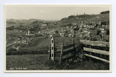 von Schlatterlehn aus. Mit Sammelbüel, beiden Dorfkirchen, Zeughaus, Bleichi/Ebni, Friedhof. Blick zu Eggli, resp. Fernblick/Schwendibüel