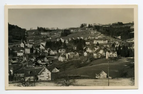 Schneeresten, Krankenhaus mit Erweiterungsbau, Bad Sonder. Blick zu Schäflisegg und Hüslersegg