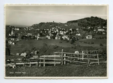 von Schlatterlehn. Vorne: Holzhag (sic!). Mit beiden Dorfkirchen, Zeughaus, Krankenhaus inkl. Erweiterung, Bahnhof (z.T. verdeckt), Fernblick. Blick zu Frölichsegg, Schwendibüel, Eggli, Fürstenland