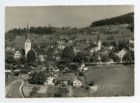 Vorne Sammelbüel. Mit beiden Dorfkirchen, Fernblick. Blick zu Schwendibüel
