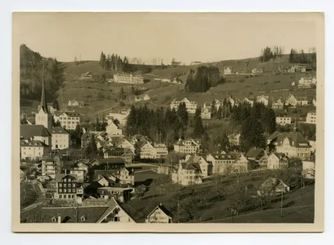 mit Bahnhof und Bad Sonder. Blick zur Schäflisegg