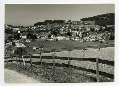 von Schlatterlehn, mit Sammelbüel, Zeughaus/Linde, Bleichi, beiden Dorfkirchen, Bahnhof, Fernblick. Blick zu Eggli resp. Froher Aussicht