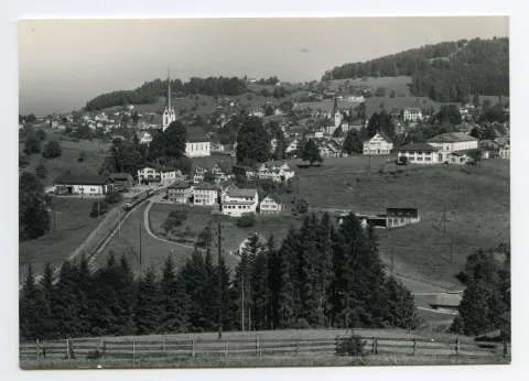 mit Sammelbüel, Zeughaus, beiden Dorfkirchen, Fernblick. Blick zu Froher Aussicht, Frölichsegg. SGA-Komposition auf Zahnrad Sammelbüel