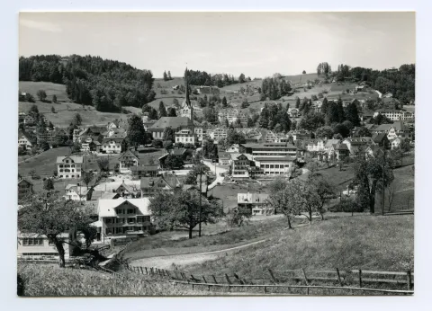 vom Schönenbüel, mit Bächli, Bad Sonder, Bahnhof, Krankenhaus (ange-schnitten). Blick zu Frölichsegg, Schäflisegg, Hüslersegg