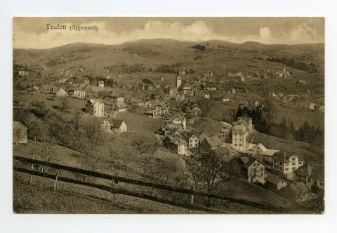 vorne Stofel, mit beiden Dorfkirchen, Bächli, Ebni, Zeughaus. Blick zum Gäbris (vgl. Hc.18-04 – Baugrube und –visier Schulhaus Hörli erkennbar)